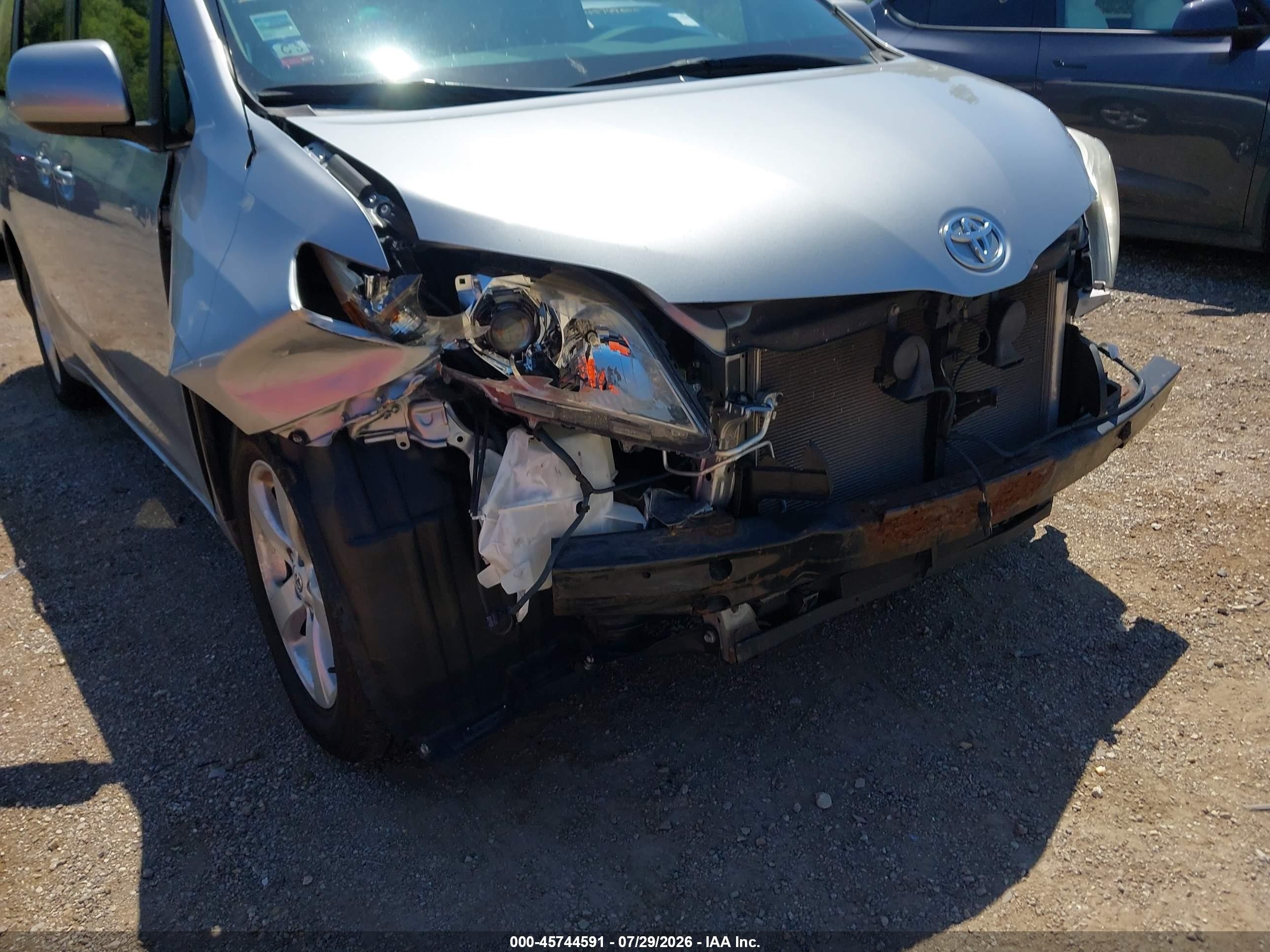 2012 Toyota Sienna Le V6 8 Passenger Silver vin: 5TDKK3DC9CS241372