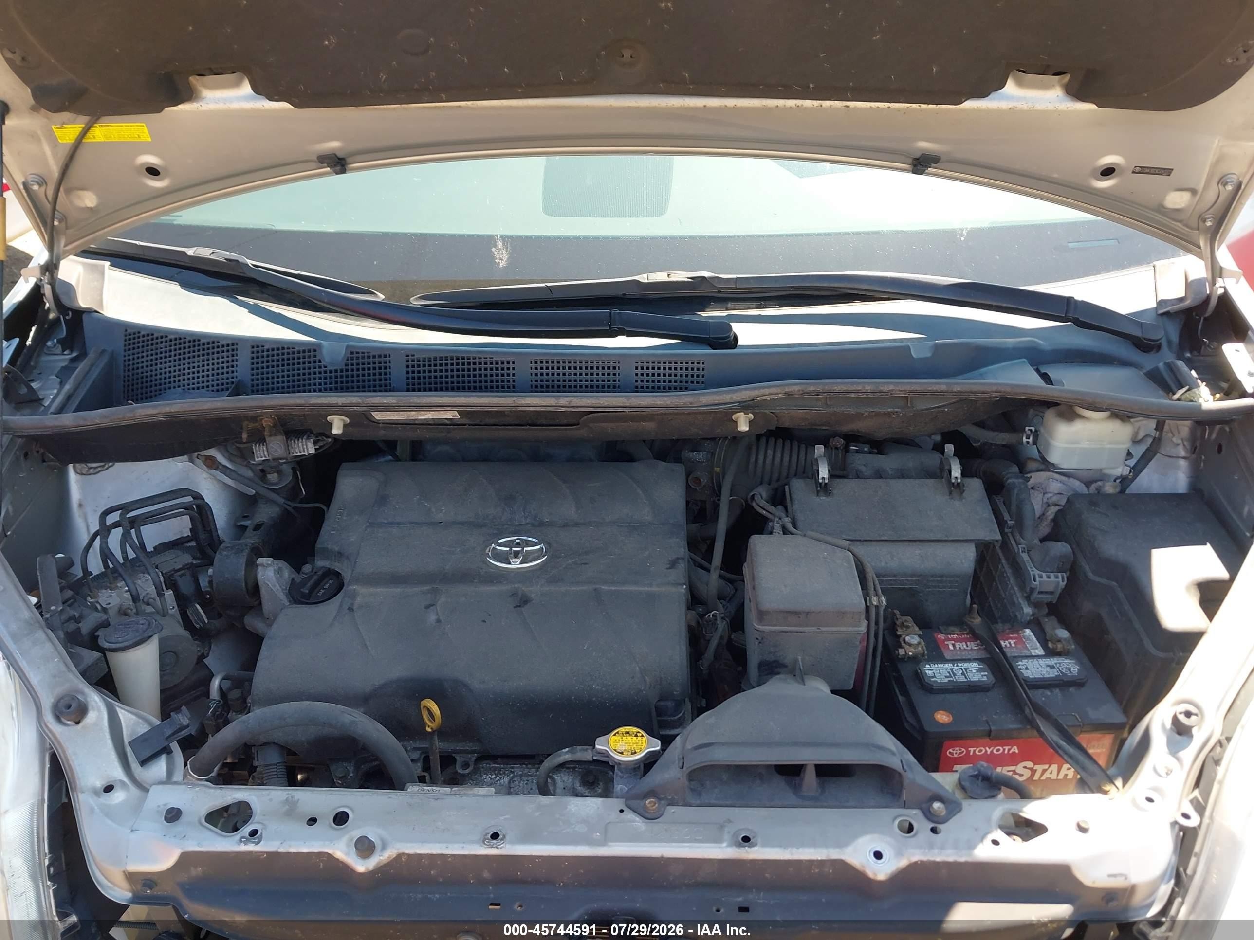 2012 Toyota Sienna Le V6 8 Passenger Silver vin: 5TDKK3DC9CS241372