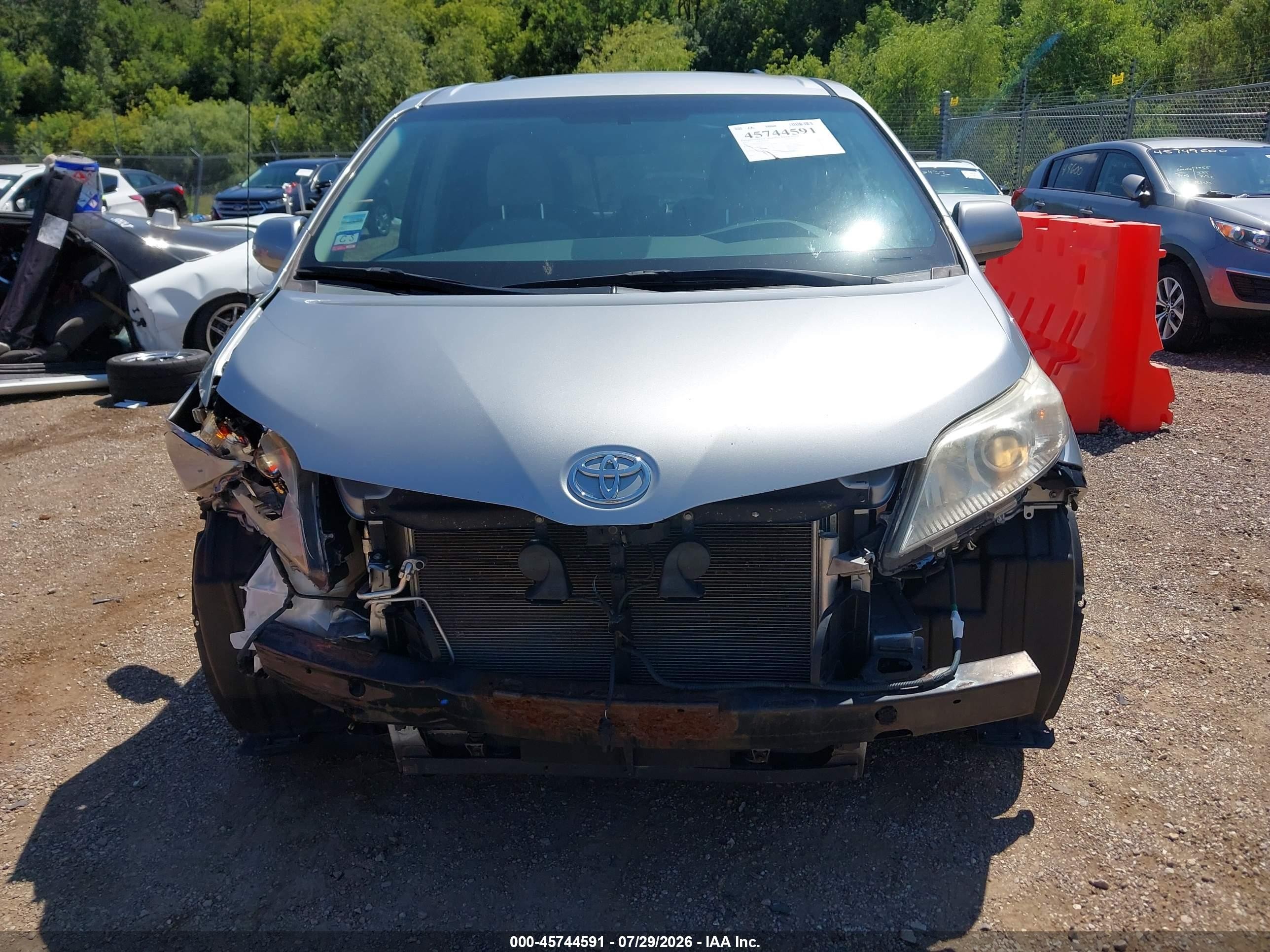 2012 Toyota Sienna Le V6 8 Passenger Silver vin: 5TDKK3DC9CS241372