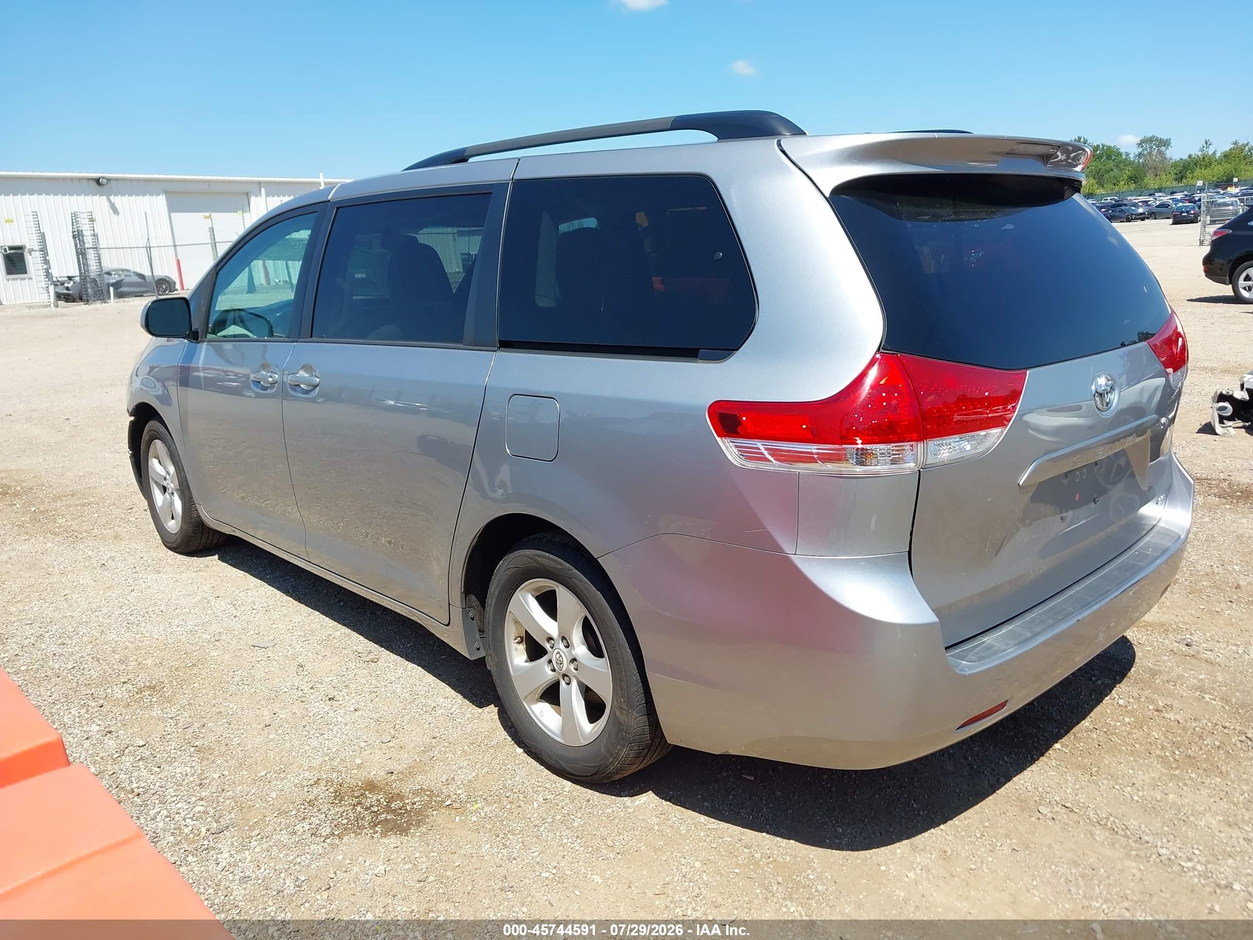 2012 Toyota Sienna Le V6 8 Passenger Silver vin: 5TDKK3DC9CS241372