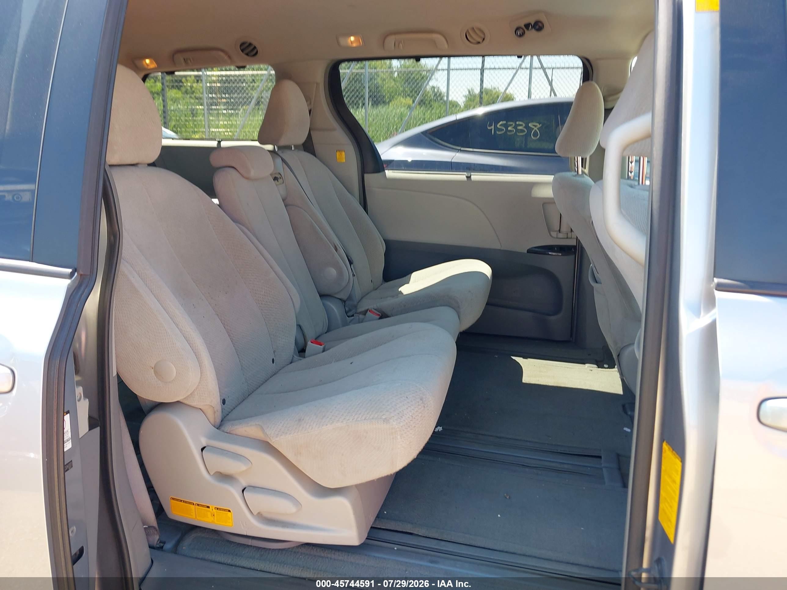 2012 Toyota Sienna Le V6 8 Passenger Silver vin: 5TDKK3DC9CS241372
