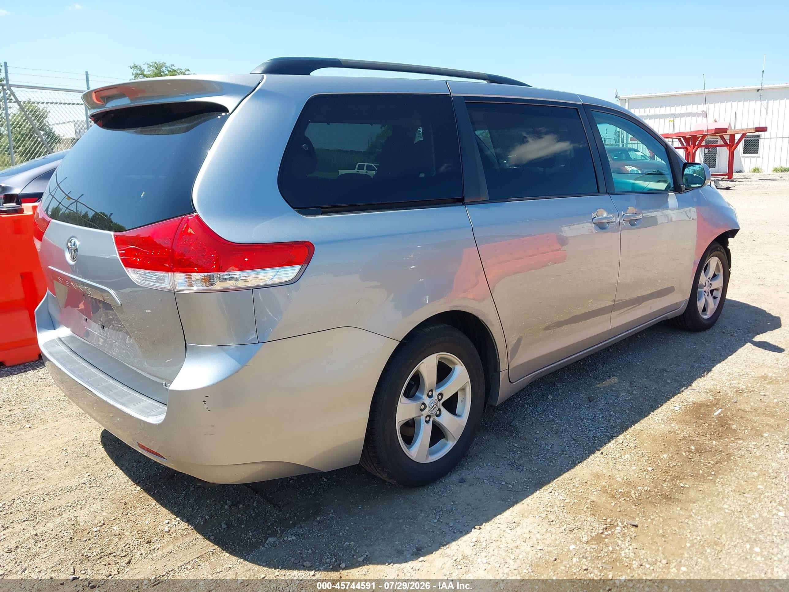 2012 Toyota Sienna Le V6 8 Passenger Silver vin: 5TDKK3DC9CS241372