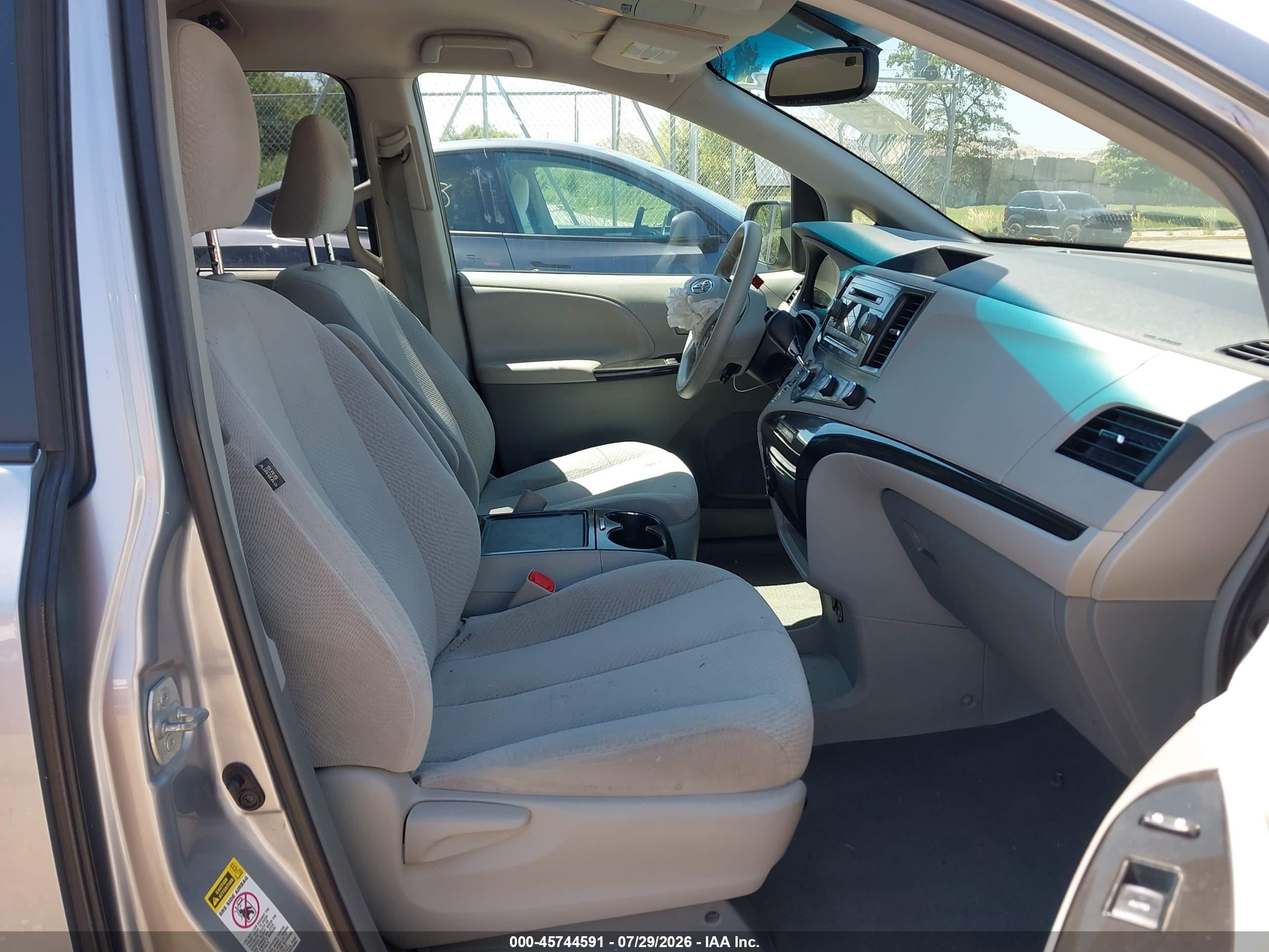 2012 Toyota Sienna Le V6 8 Passenger Silver vin: 5TDKK3DC9CS241372