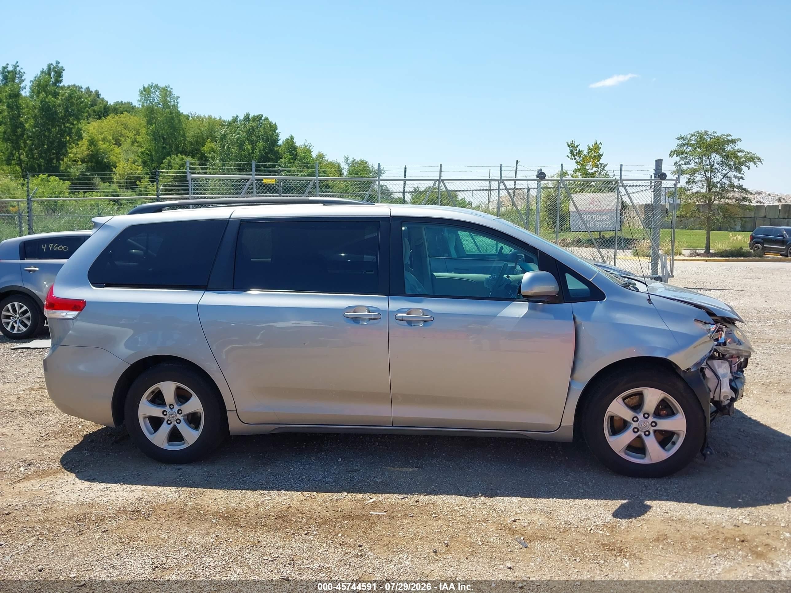 2012 Toyota Sienna Le V6 8 Passenger Silver vin: 5TDKK3DC9CS241372
