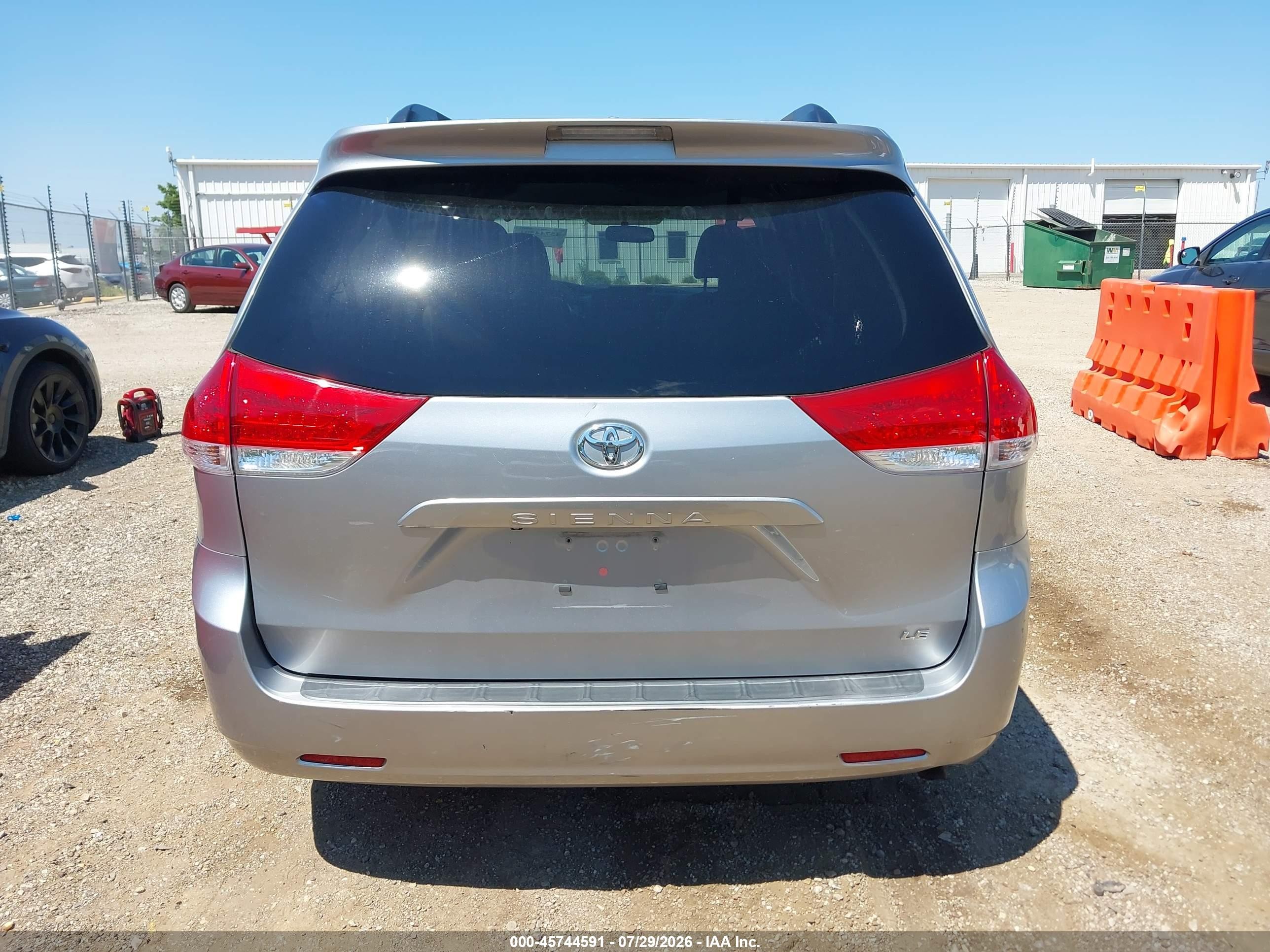 2012 Toyota Sienna Le V6 8 Passenger Silver vin: 5TDKK3DC9CS241372