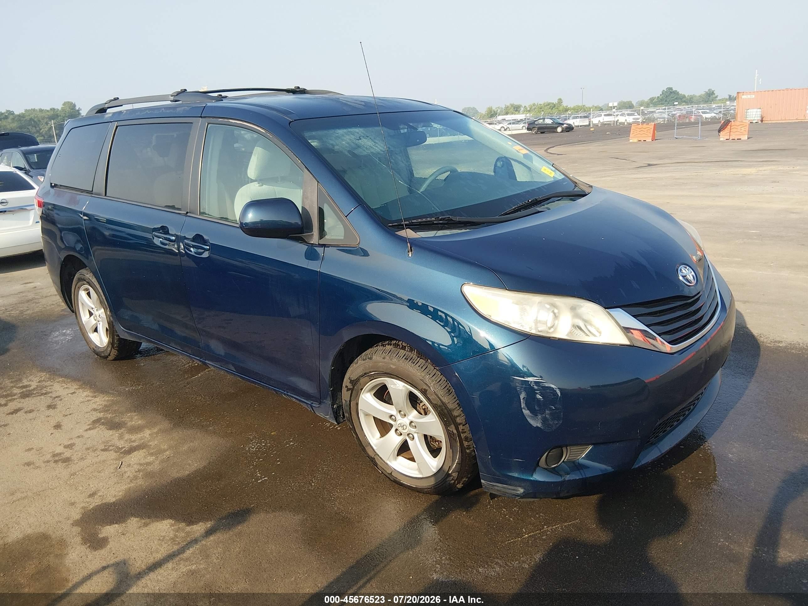 2012 Toyota Sienna Le V6 8 Passenger Blue vin: 5TDKK3DC9CS249651