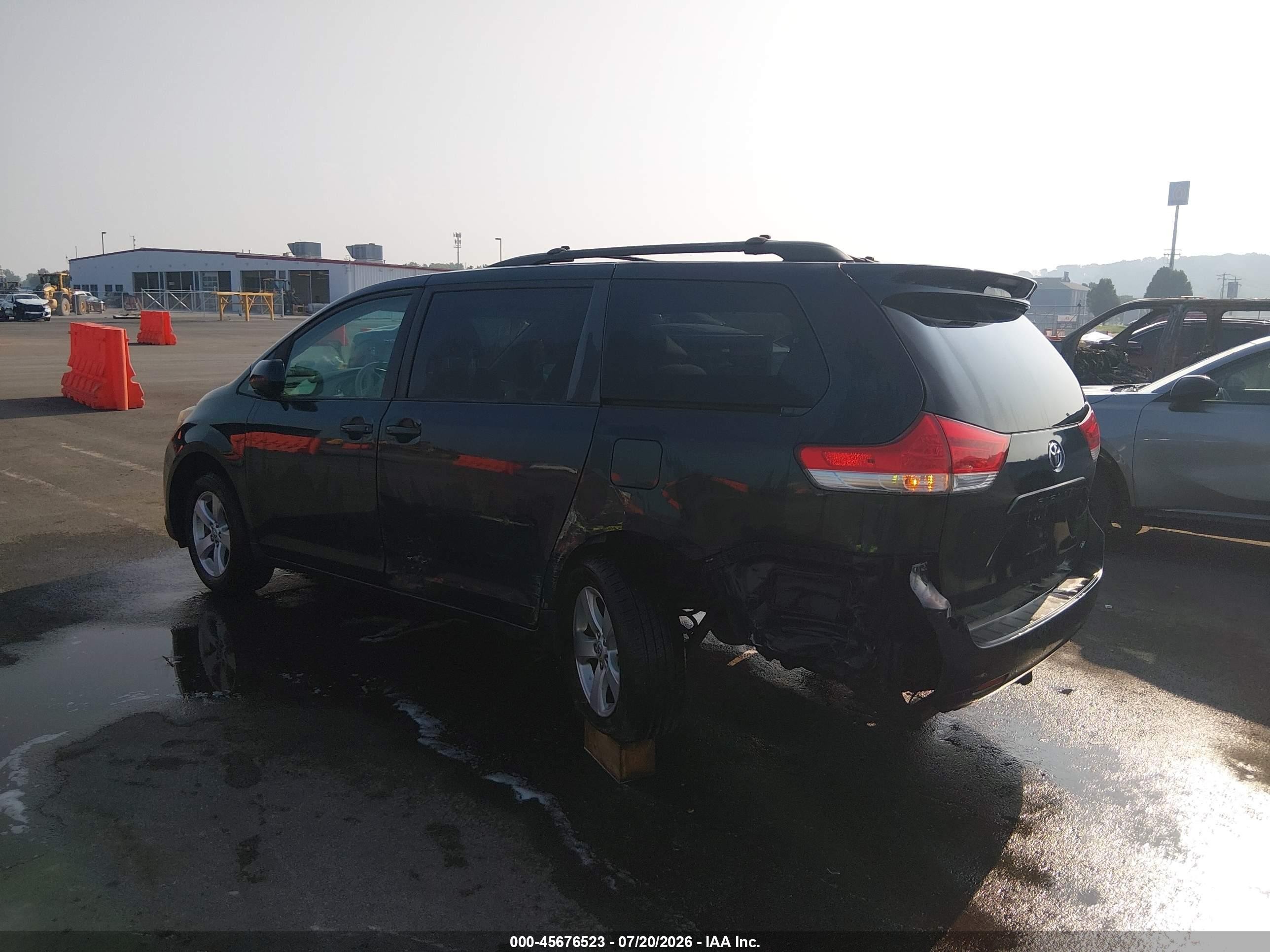 2012 Toyota Sienna Le V6 8 Passenger Blue vin: 5TDKK3DC9CS249651