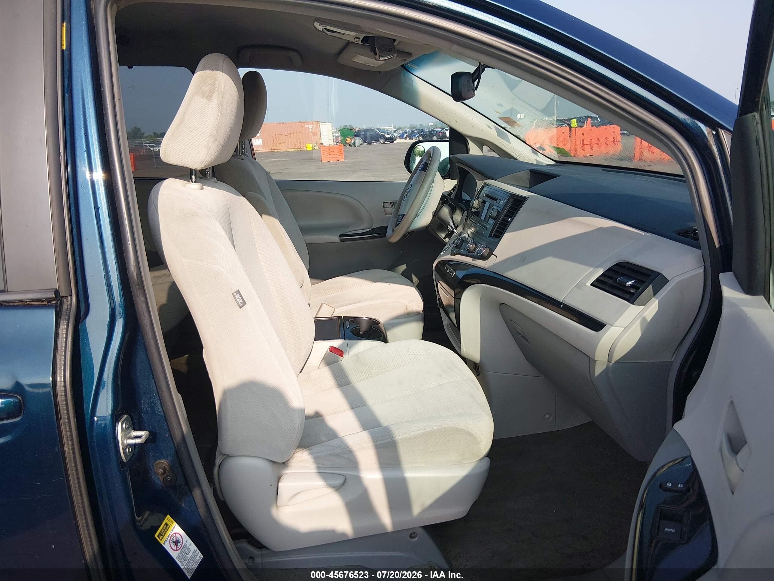 2012 Toyota Sienna Le V6 8 Passenger Blue vin: 5TDKK3DC9CS249651