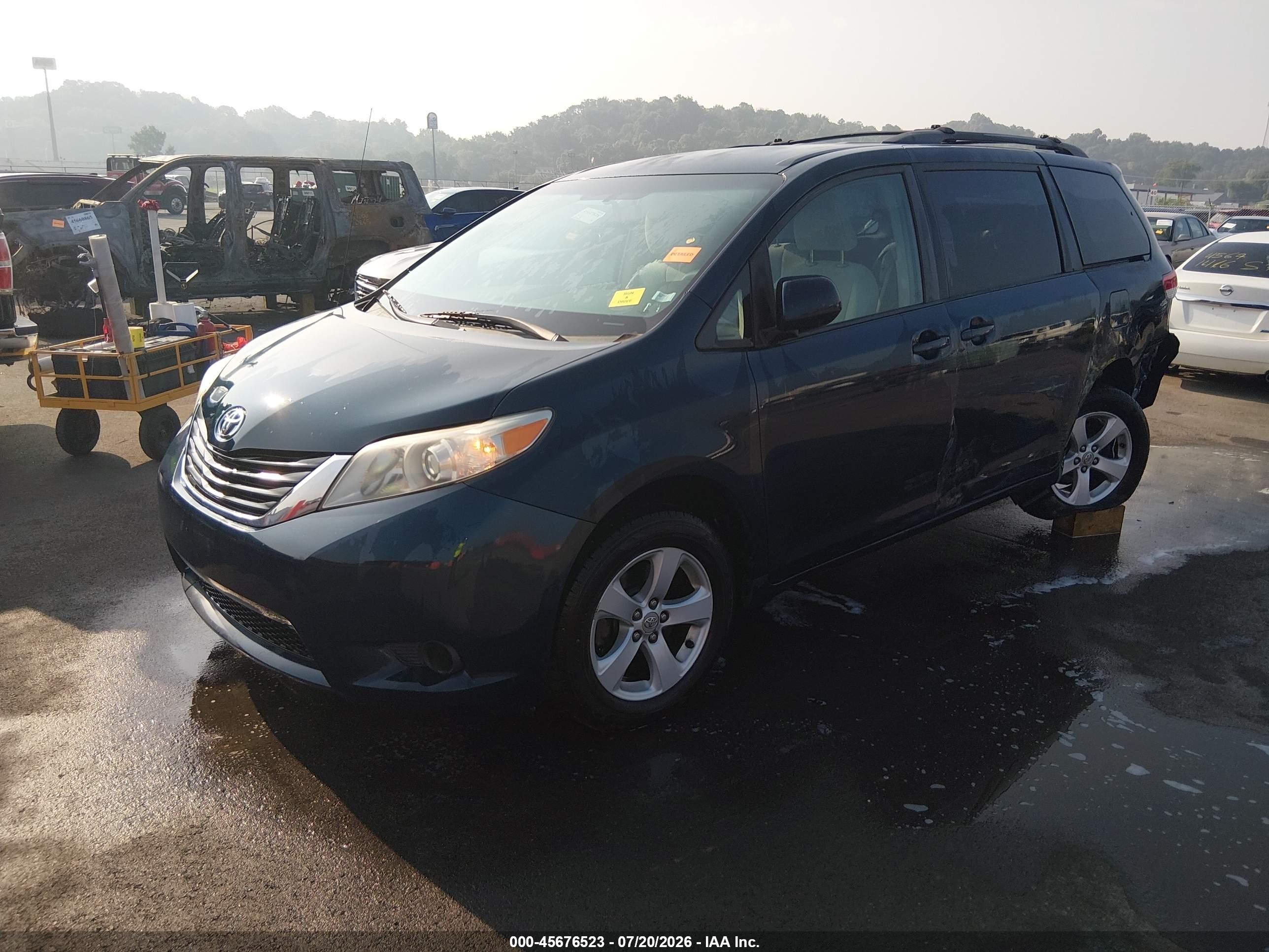 2012 Toyota Sienna Le V6 8 Passenger Blue vin: 5TDKK3DC9CS249651
