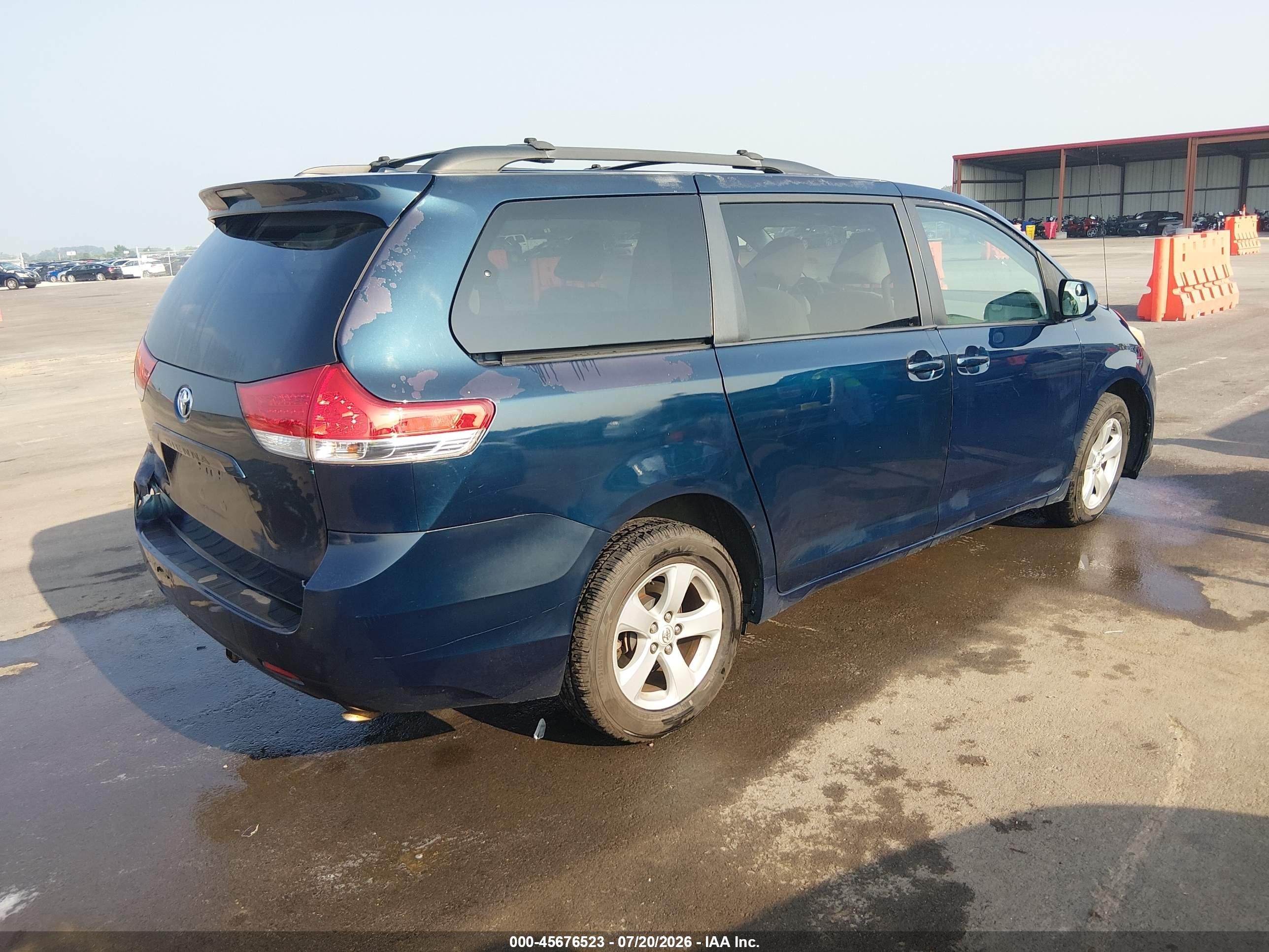 2012 Toyota Sienna Le V6 8 Passenger Blue vin: 5TDKK3DC9CS249651