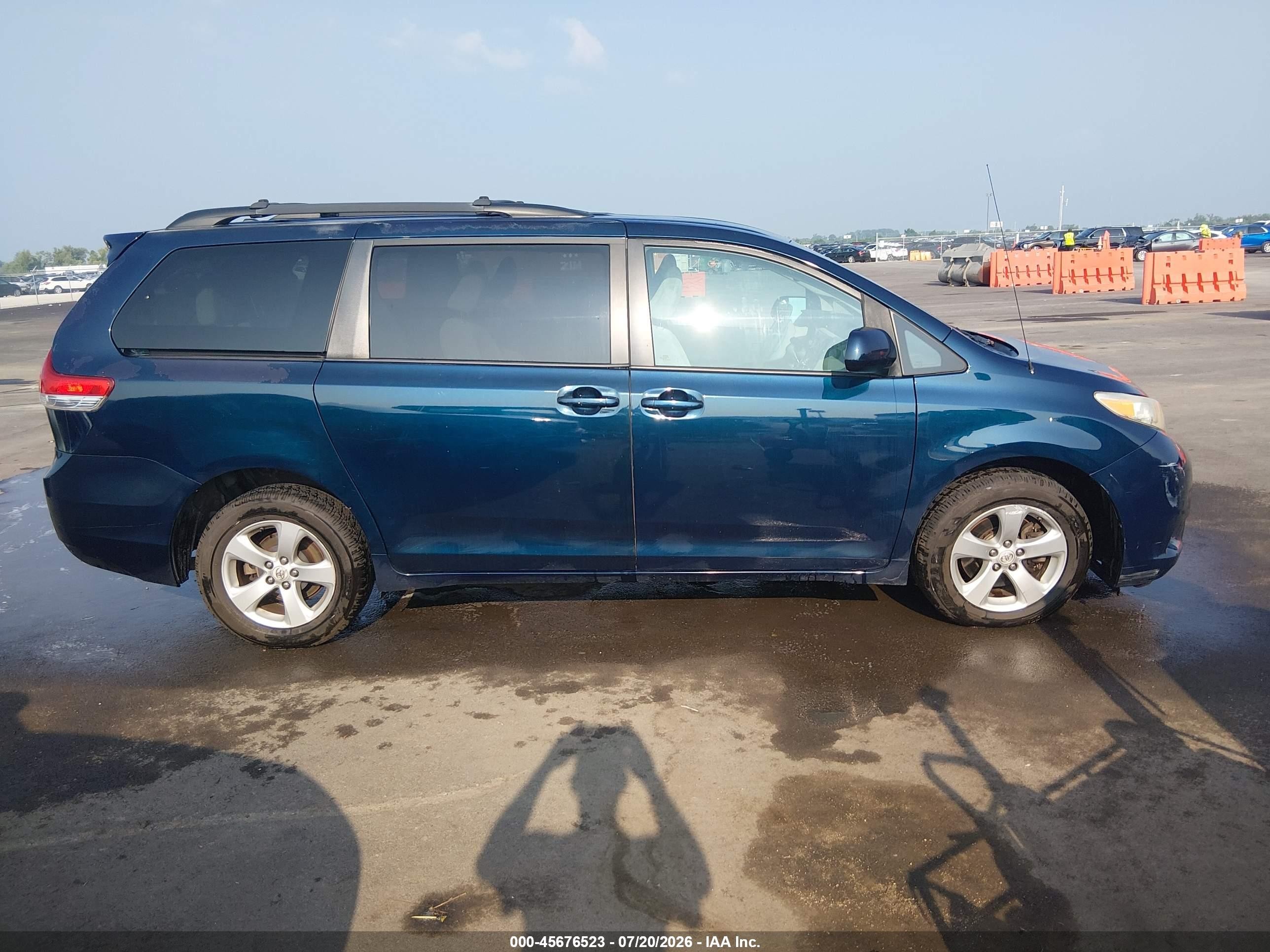 2012 Toyota Sienna Le V6 8 Passenger Blue vin: 5TDKK3DC9CS249651