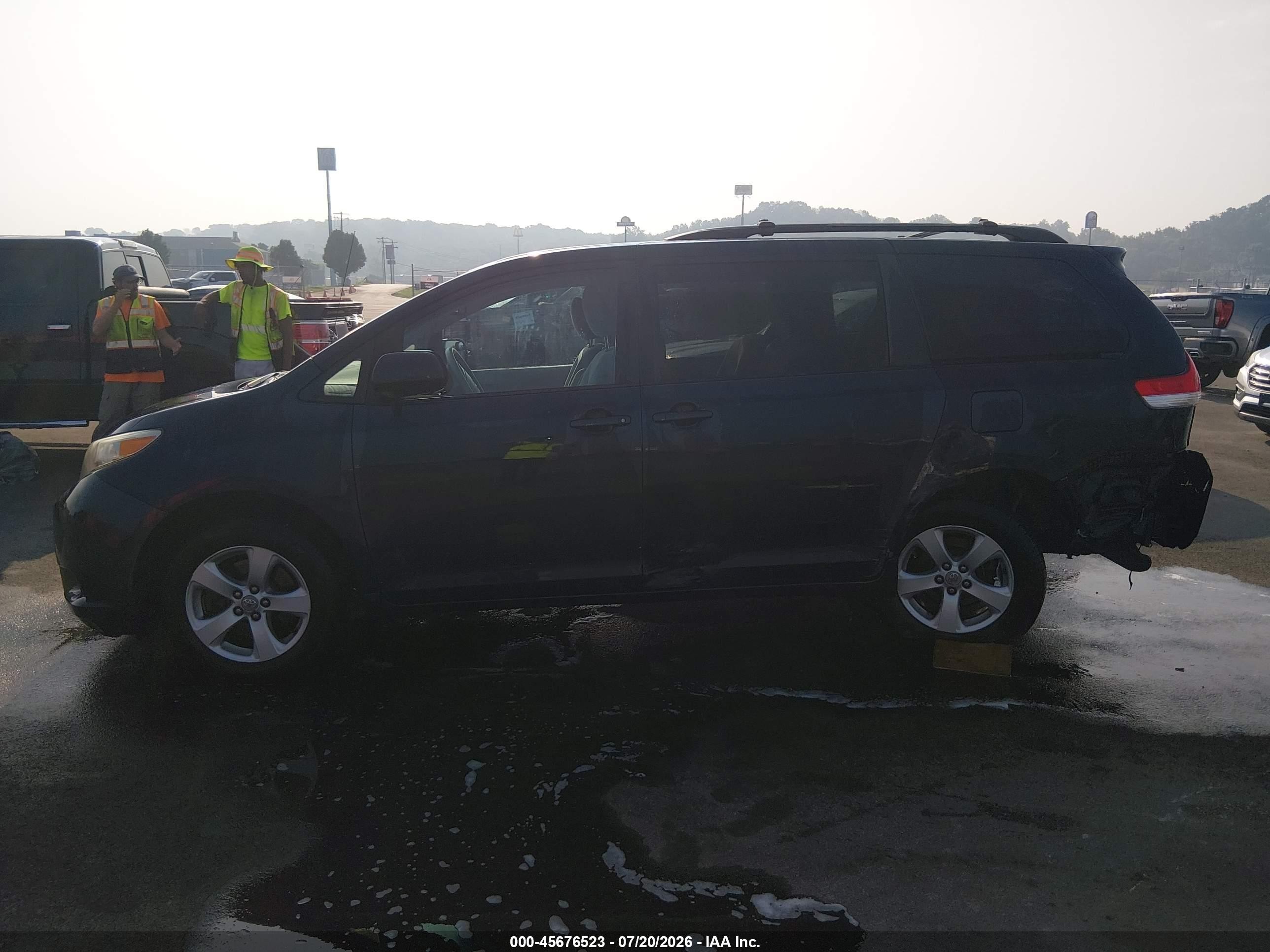 2012 Toyota Sienna Le V6 8 Passenger Blue vin: 5TDKK3DC9CS249651