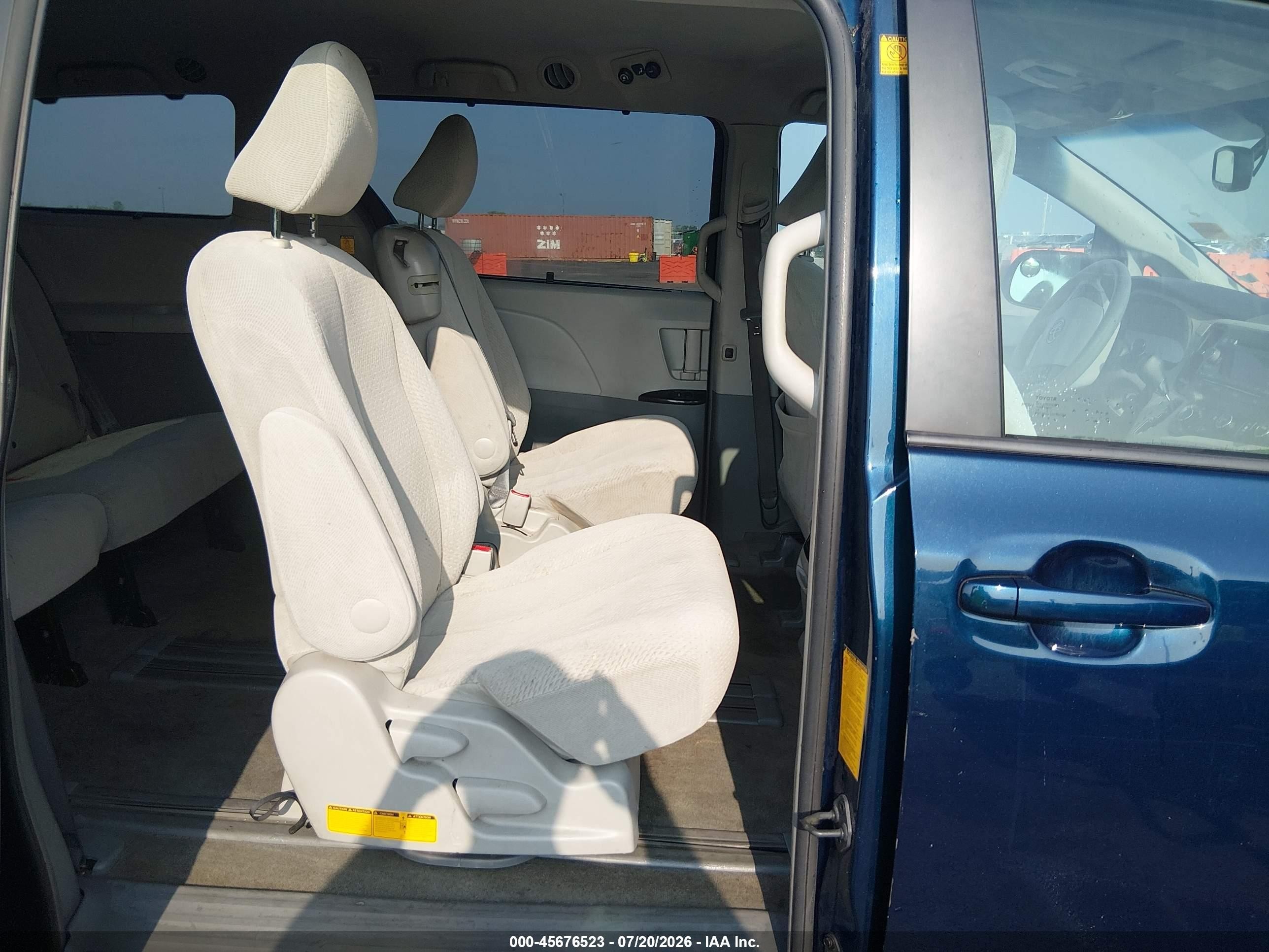 2012 Toyota Sienna Le V6 8 Passenger Blue vin: 5TDKK3DC9CS249651