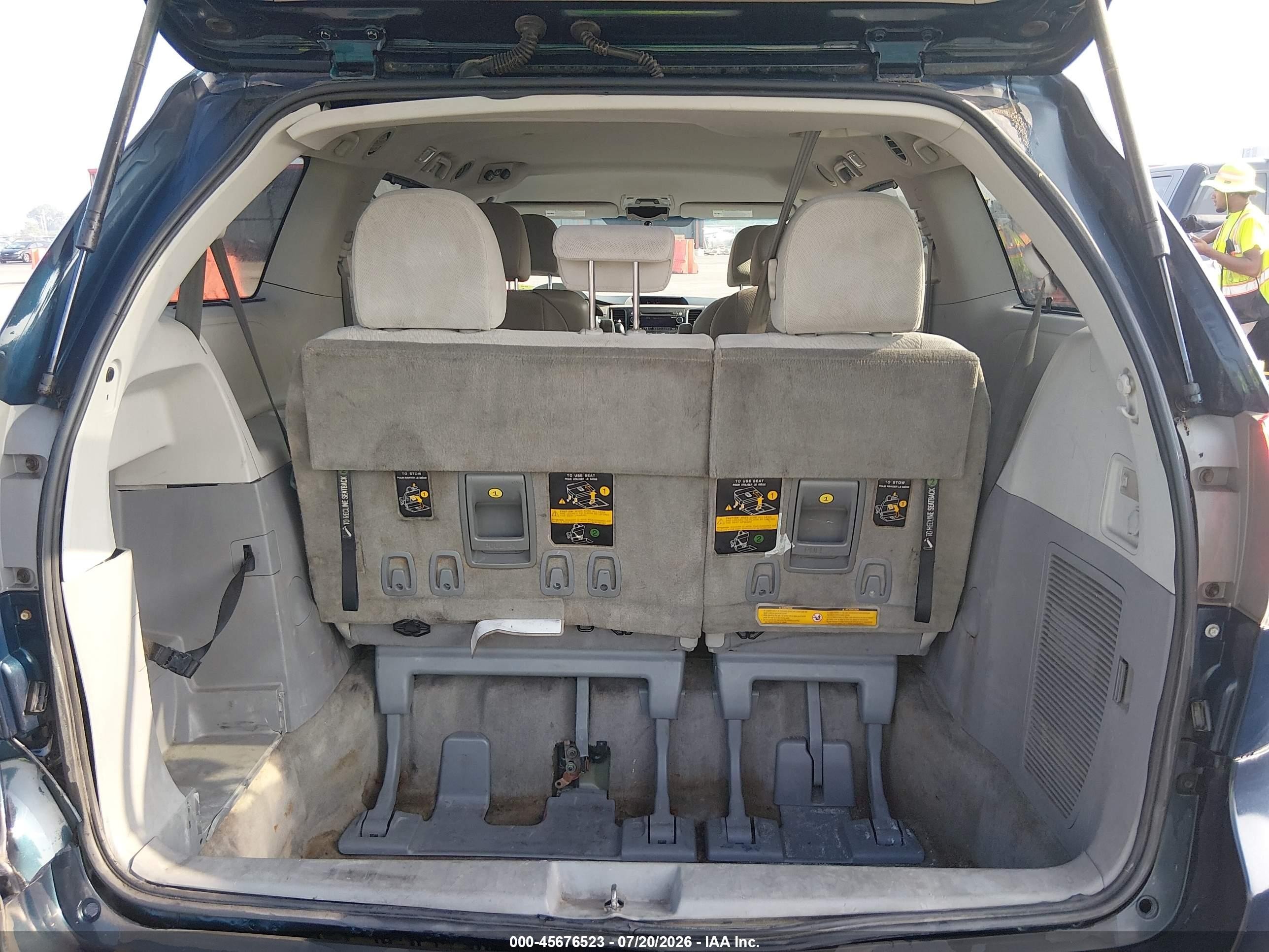 2012 Toyota Sienna Le V6 8 Passenger Blue vin: 5TDKK3DC9CS249651