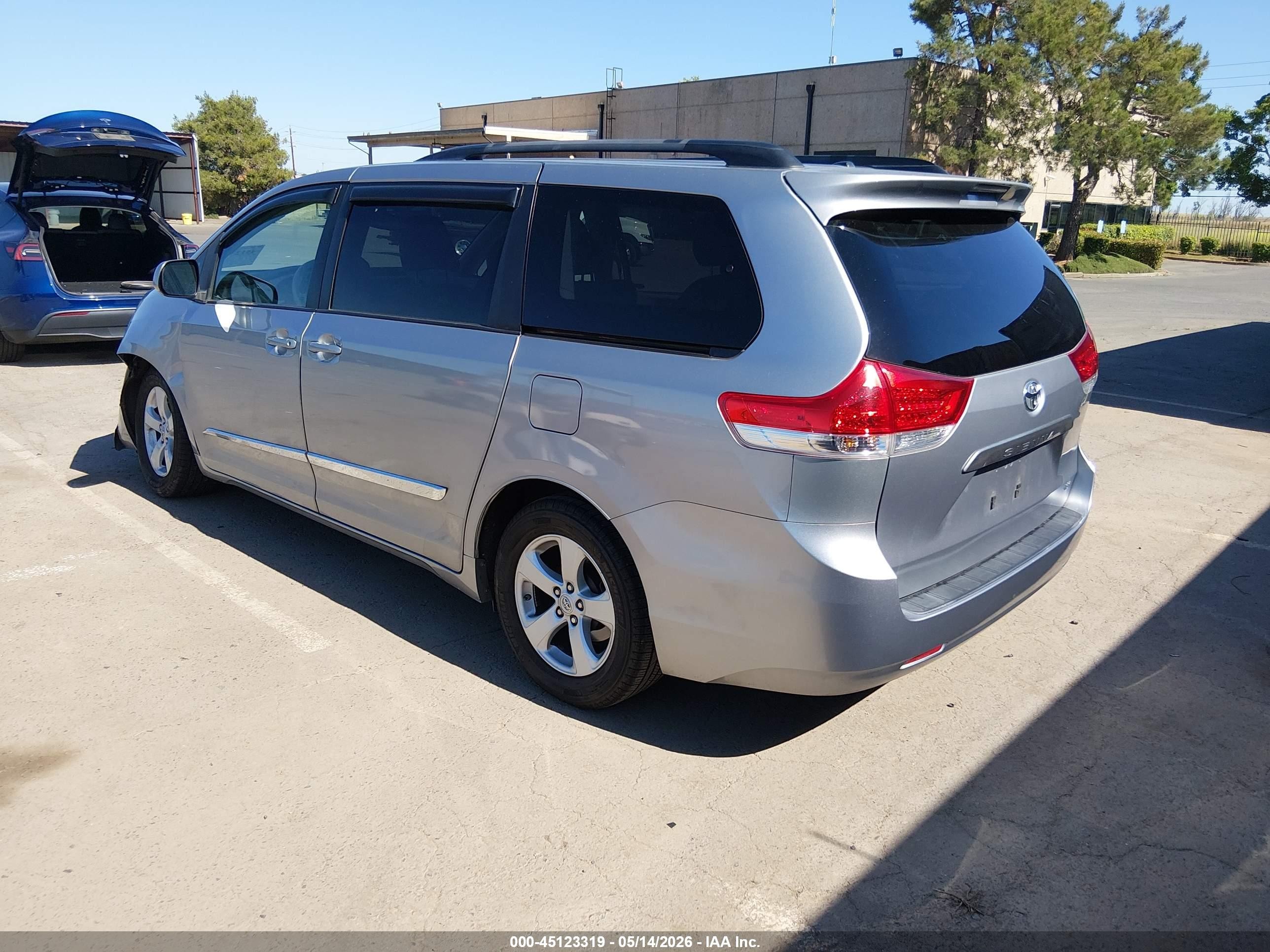 2012 Toyota Sienna Le V6 8 Passenger Silver vin: 5TDKK3DC9CS258172