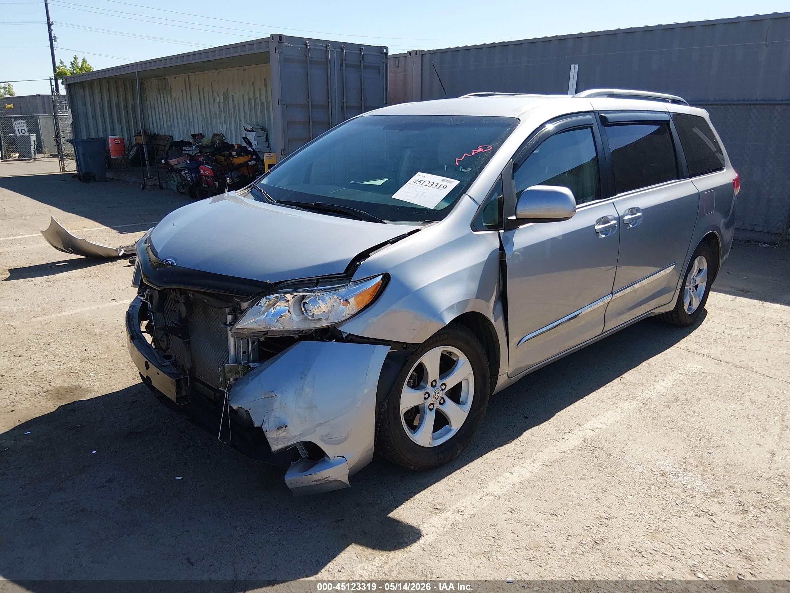 2012 Toyota Sienna Le V6 8 Passenger Silver vin: 5TDKK3DC9CS258172
