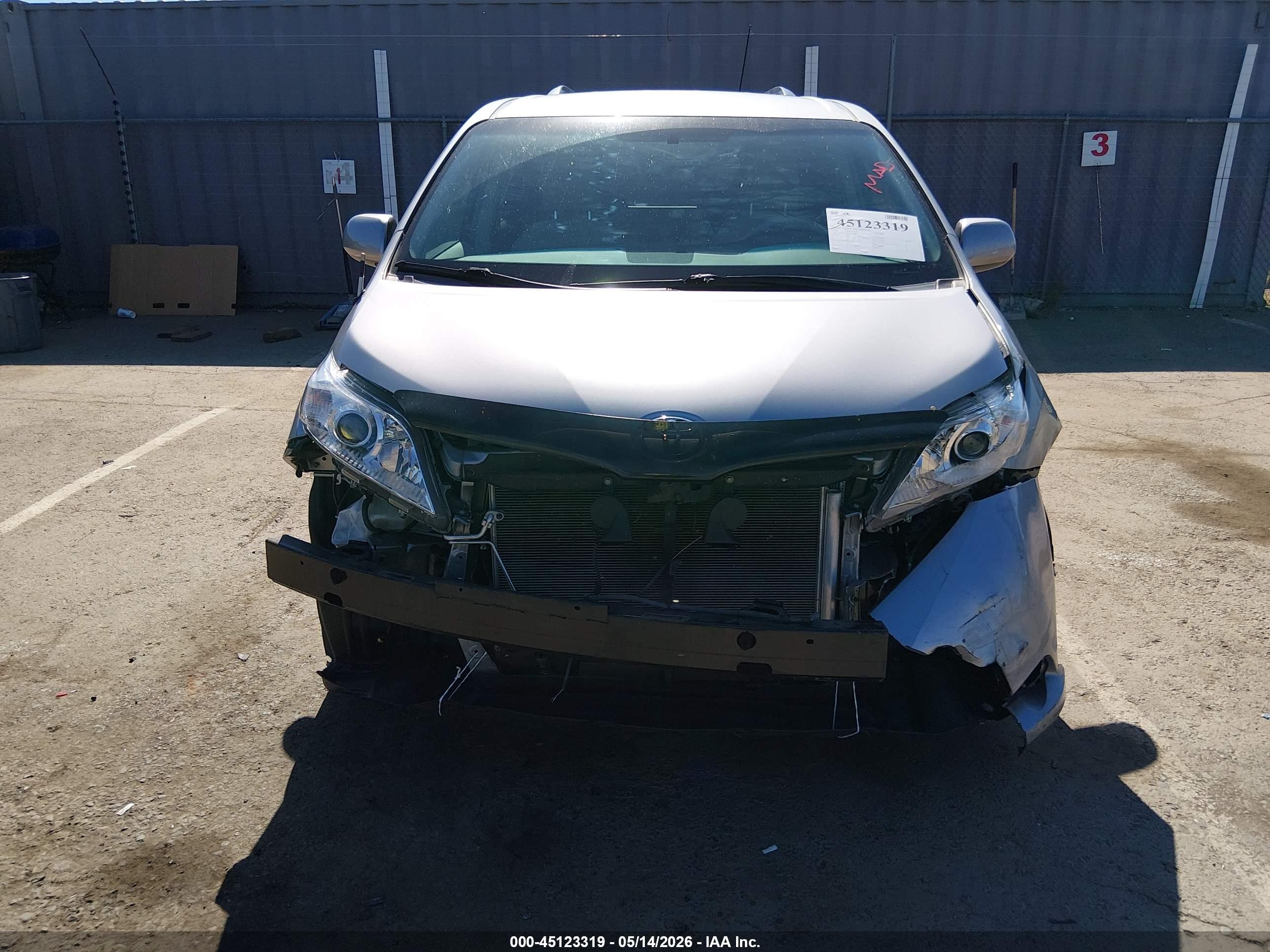 2012 Toyota Sienna Le V6 8 Passenger Silver vin: 5TDKK3DC9CS258172