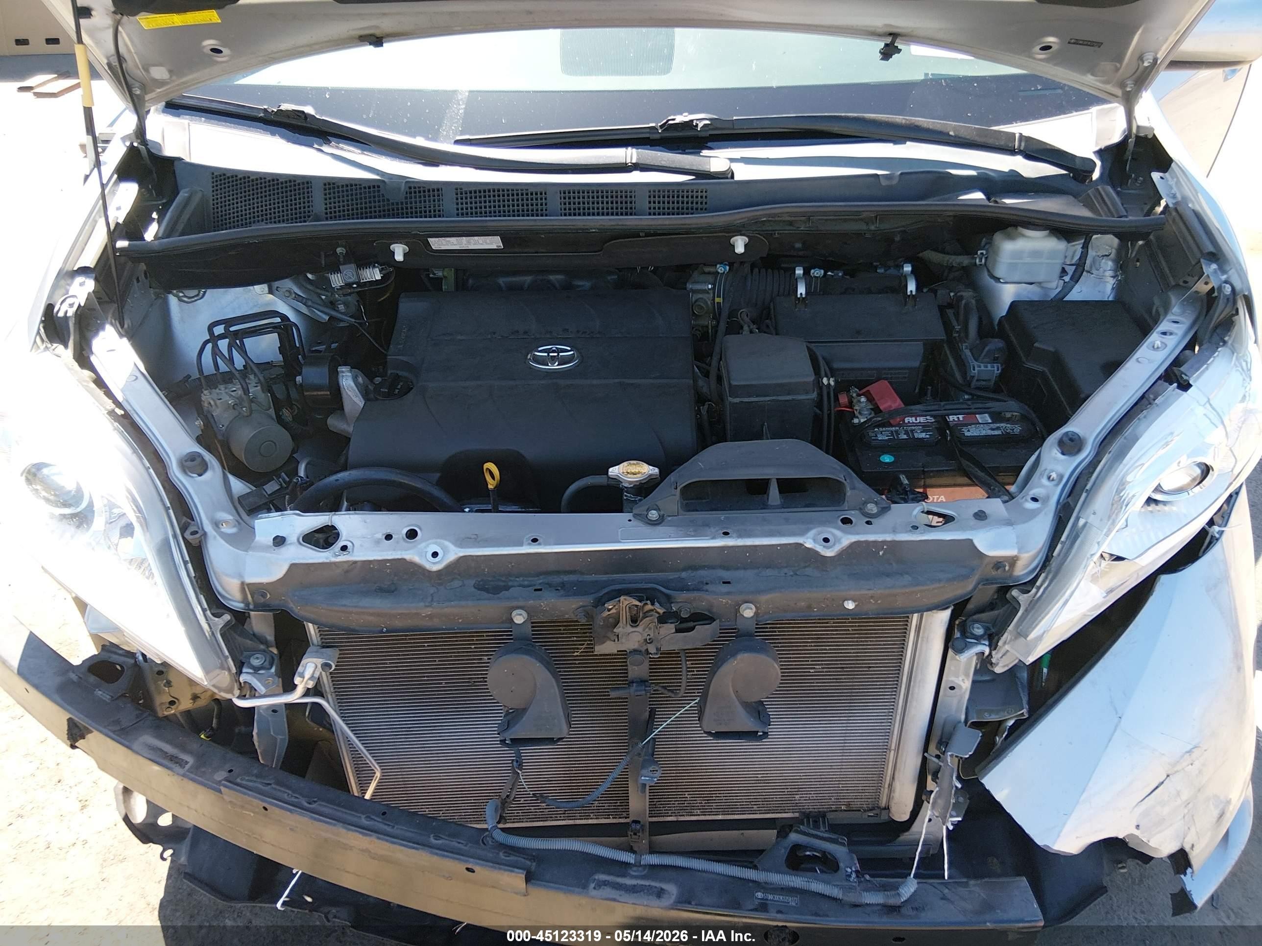 2012 Toyota Sienna Le V6 8 Passenger Silver vin: 5TDKK3DC9CS258172