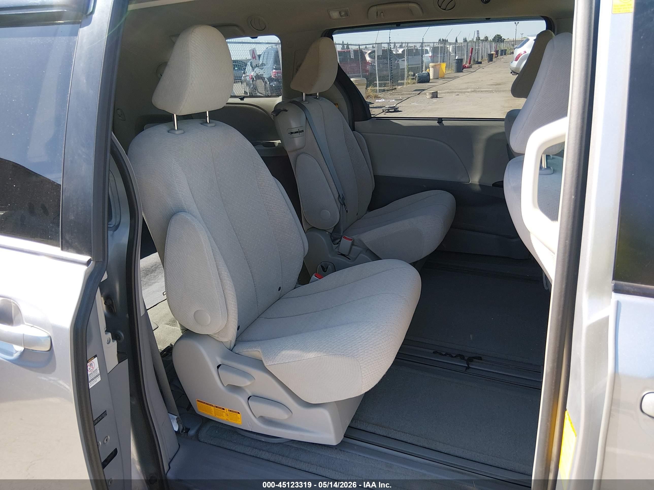 2012 Toyota Sienna Le V6 8 Passenger Silver vin: 5TDKK3DC9CS258172