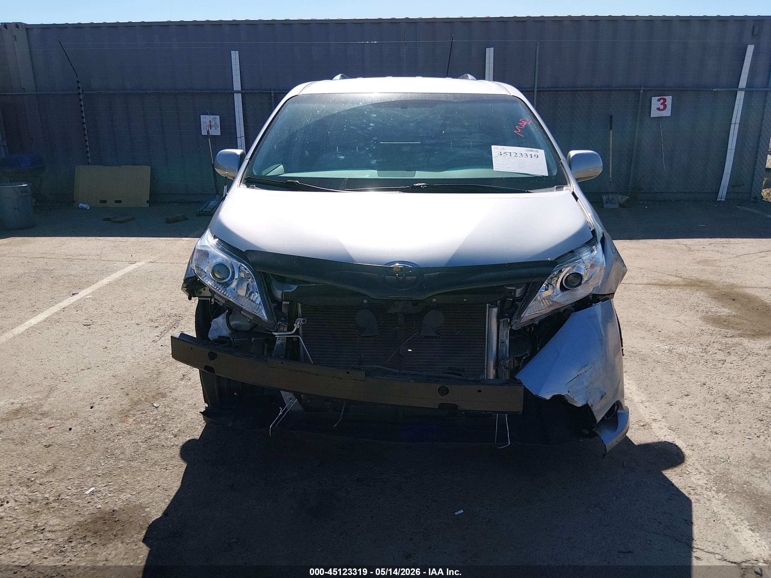 2012 Toyota Sienna Le V6 8 Passenger Silver vin: 5TDKK3DC9CS258172