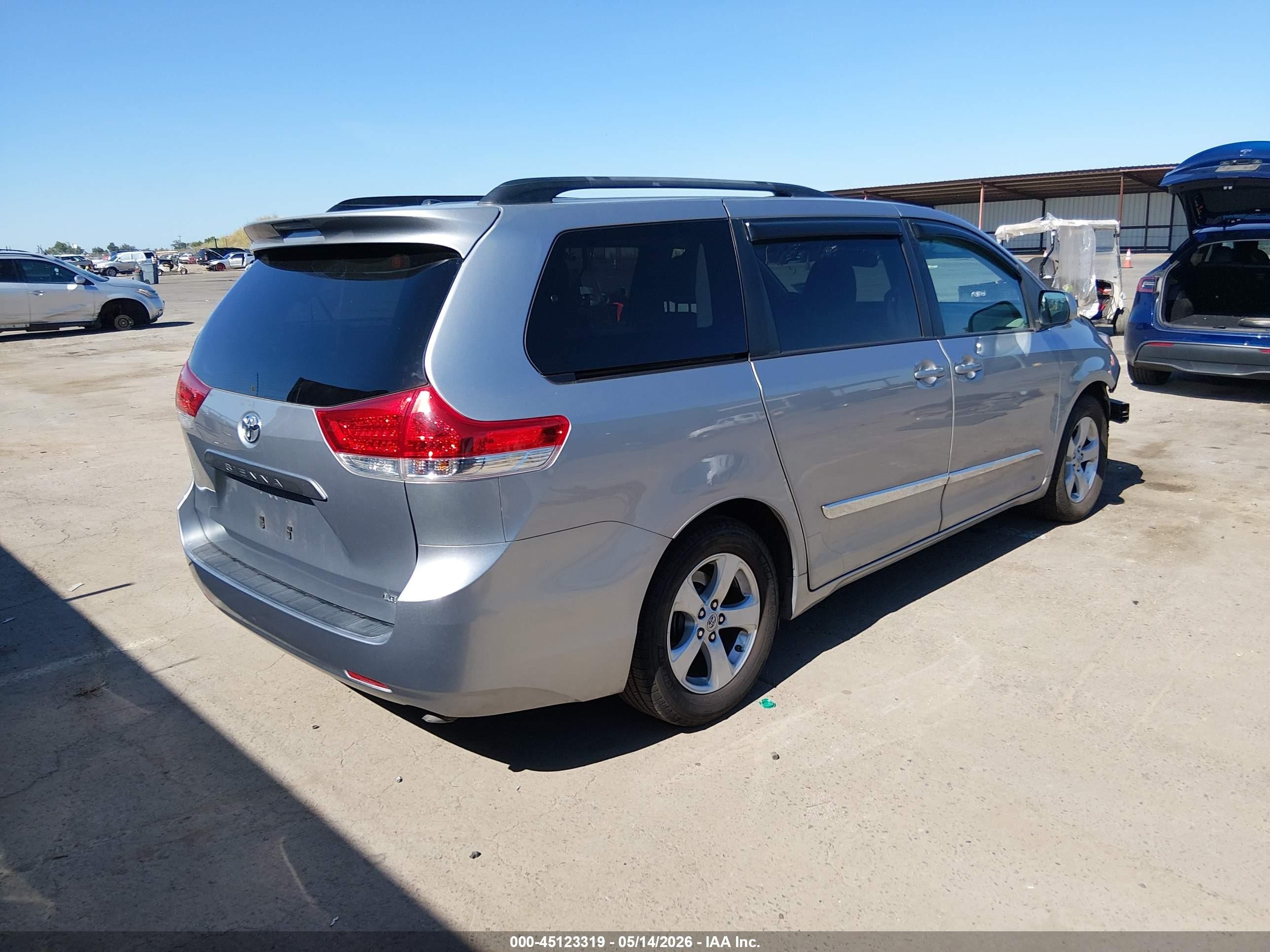 2012 Toyota Sienna Le V6 8 Passenger Silver vin: 5TDKK3DC9CS258172