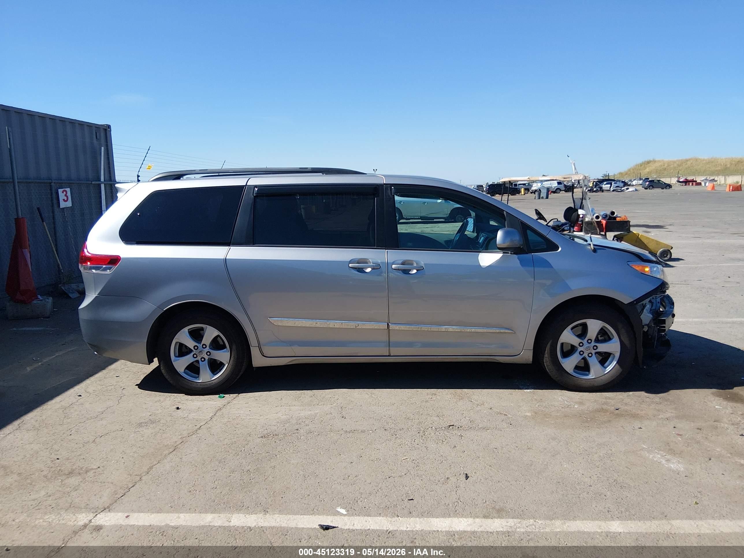 2012 Toyota Sienna Le V6 8 Passenger Silver vin: 5TDKK3DC9CS258172