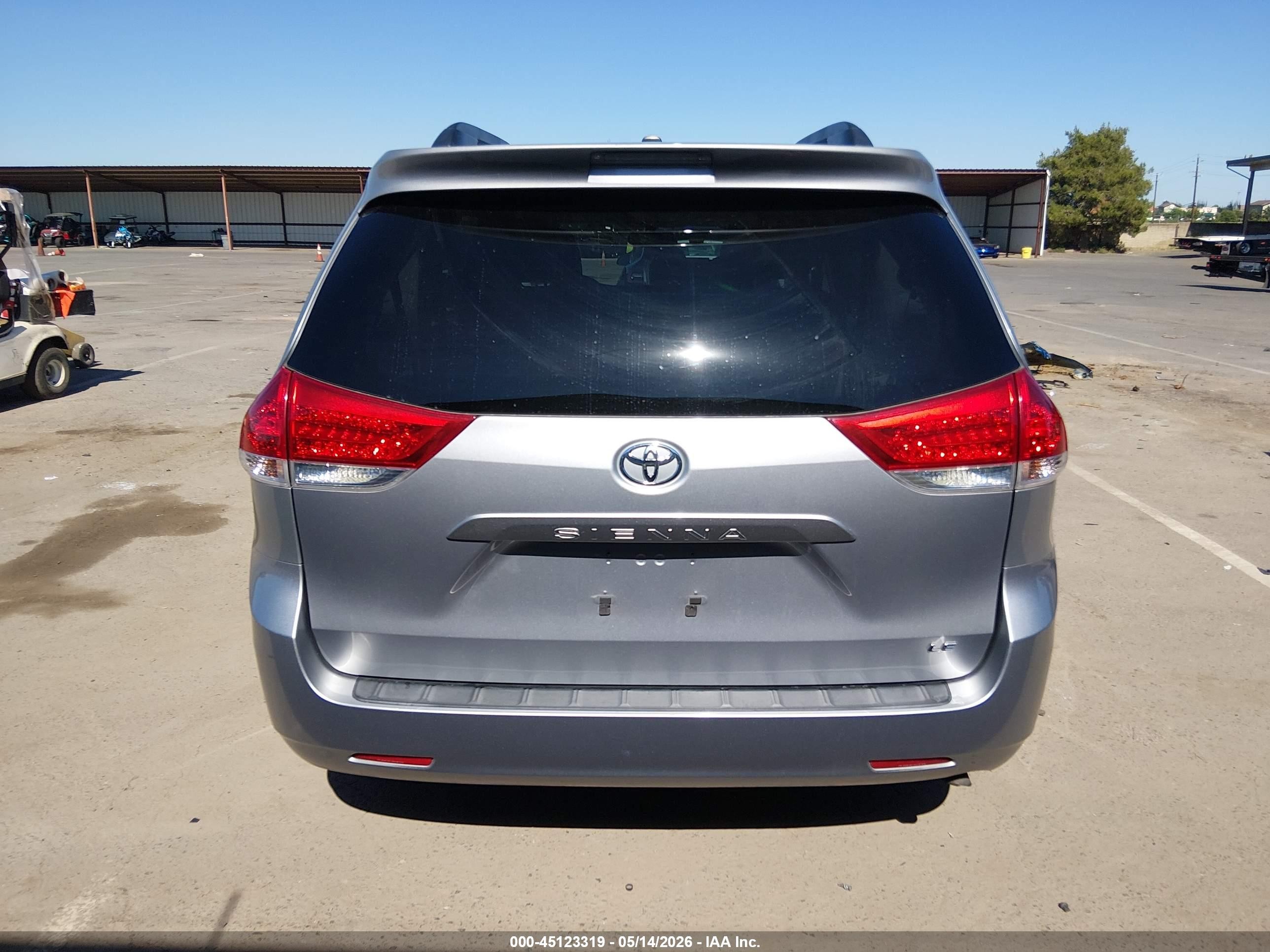2012 Toyota Sienna Le V6 8 Passenger Silver vin: 5TDKK3DC9CS258172