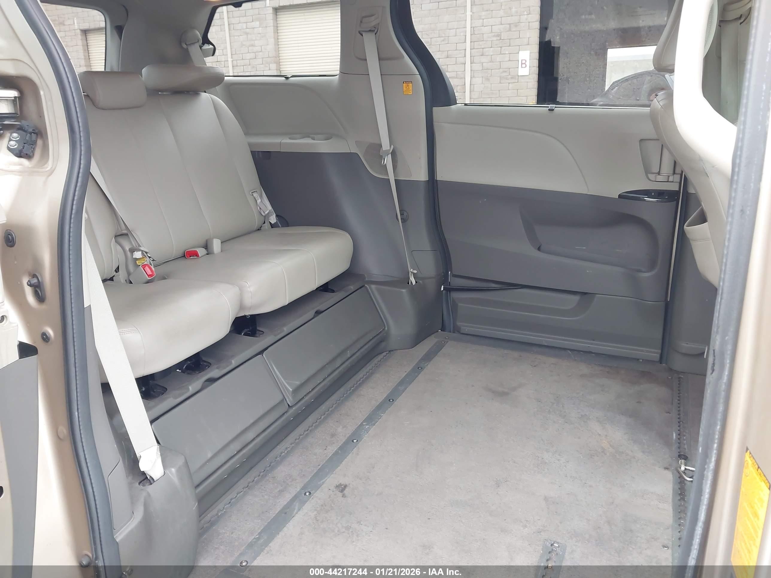 2013 Toyota Sienna   Gold vin: 5TDKK3DC9DS290217