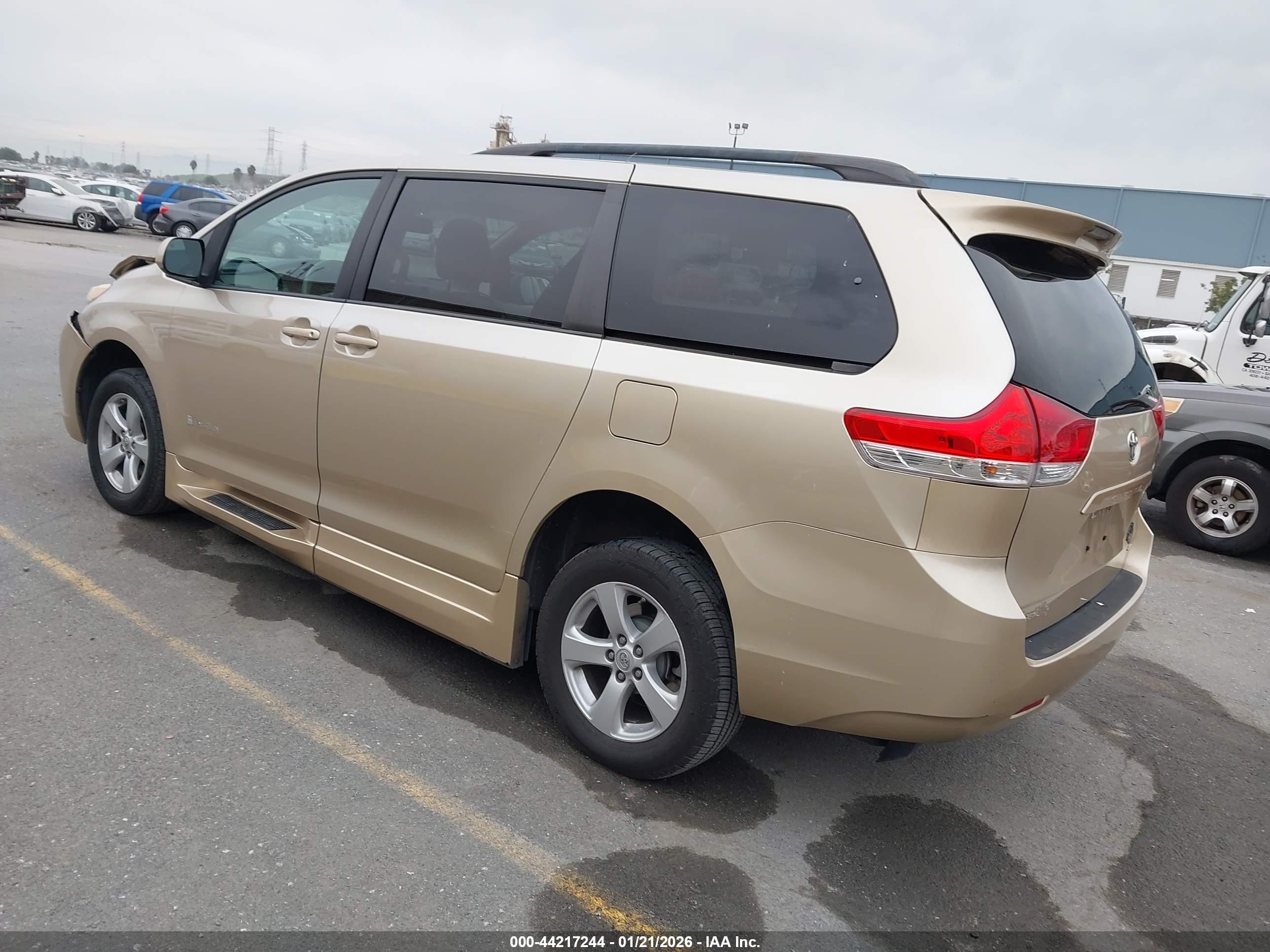 2013 Toyota Sienna   Gold vin: 5TDKK3DC9DS290217
