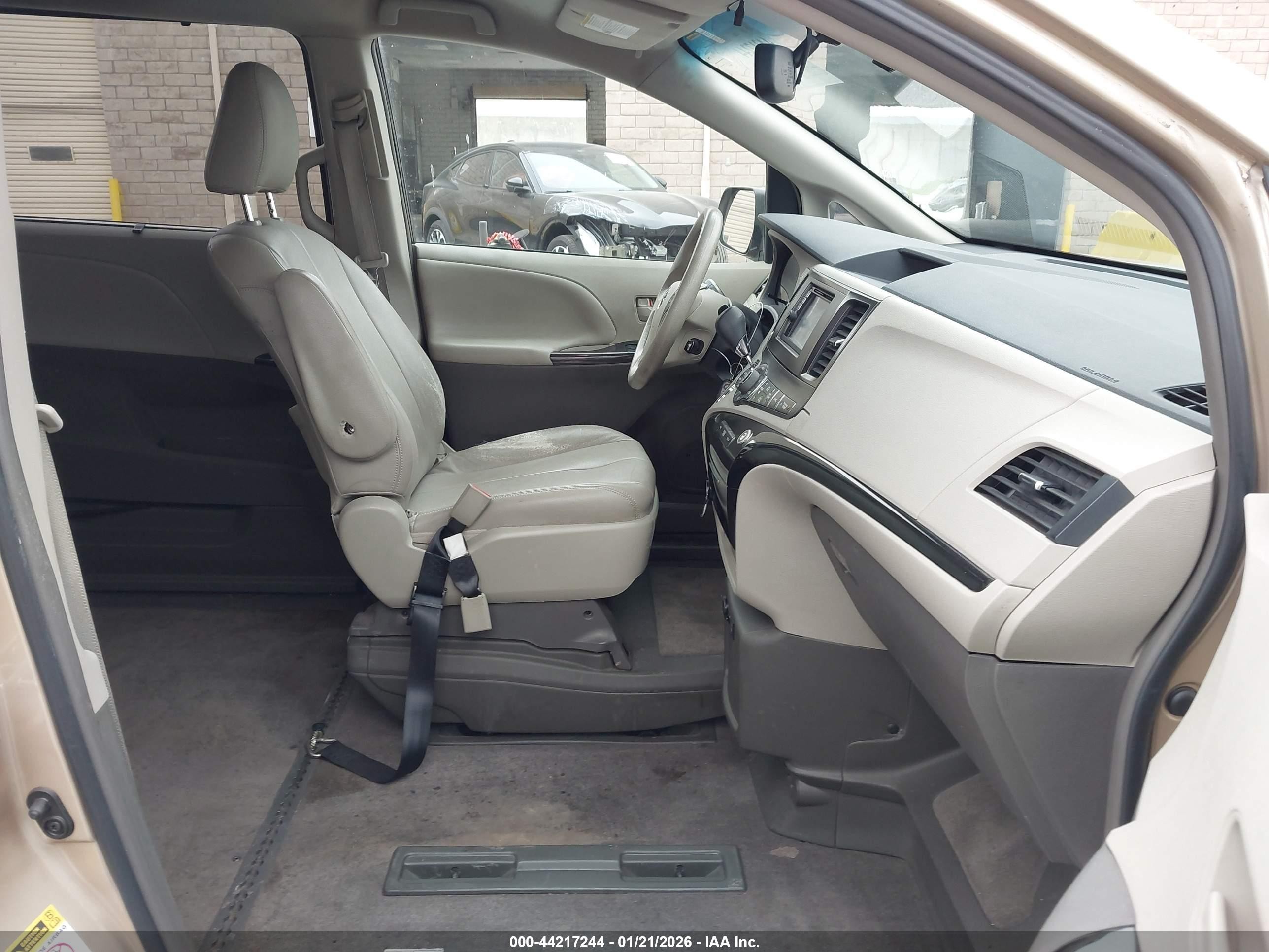 2013 Toyota Sienna   Gold vin: 5TDKK3DC9DS290217
