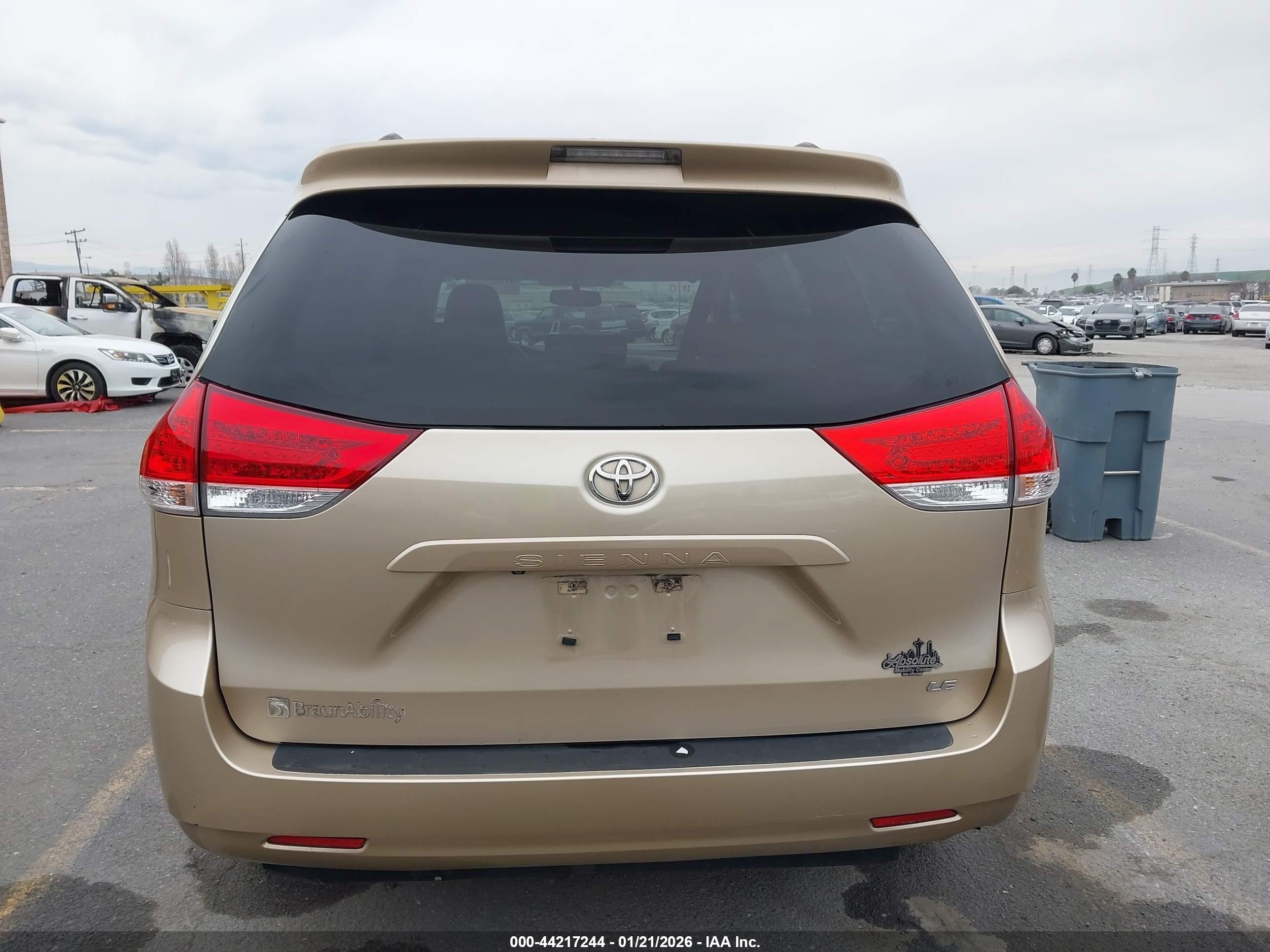 2013 Toyota Sienna   Gold vin: 5TDKK3DC9DS290217
