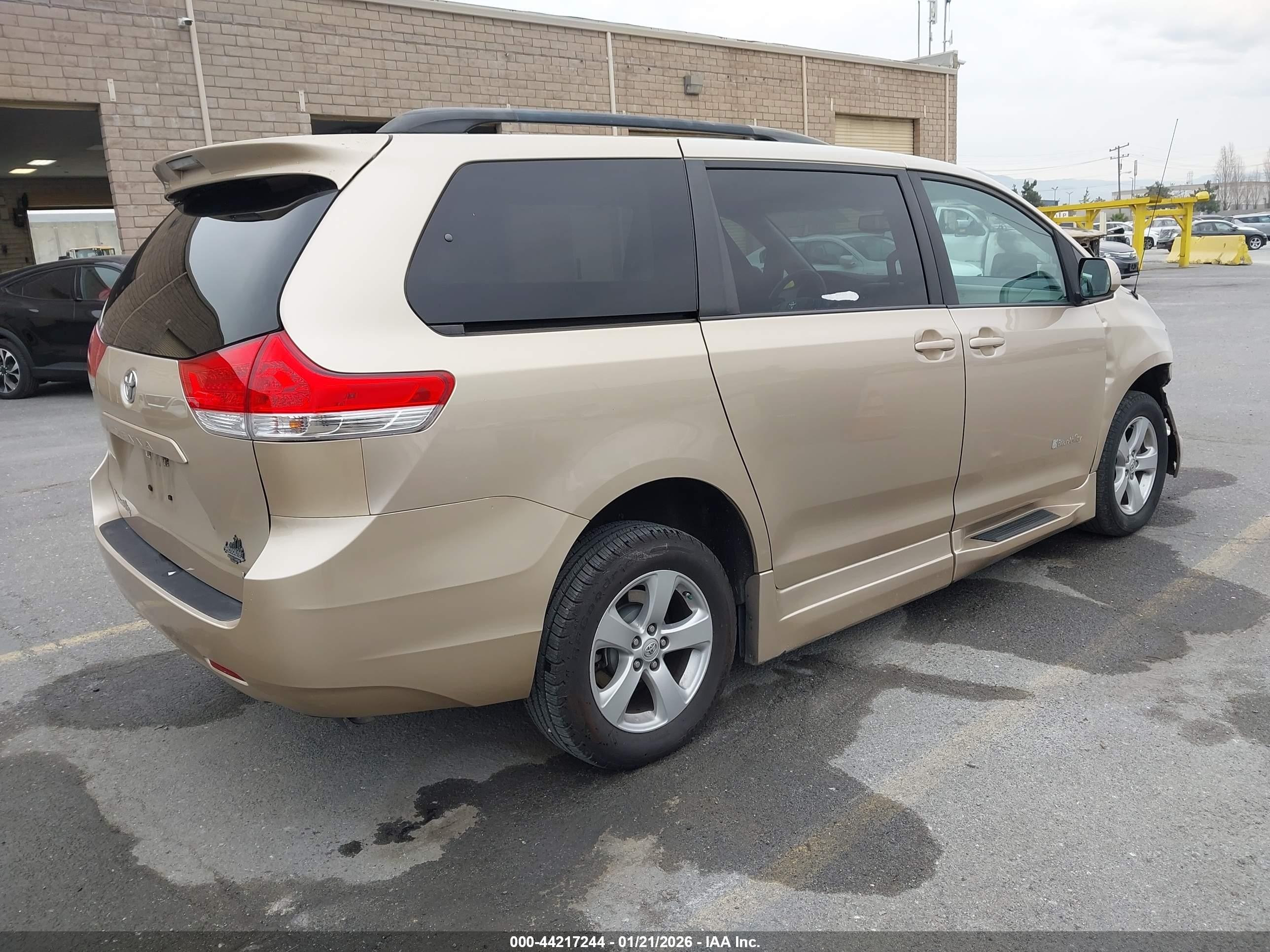 2013 Toyota Sienna   Gold vin: 5TDKK3DC9DS290217