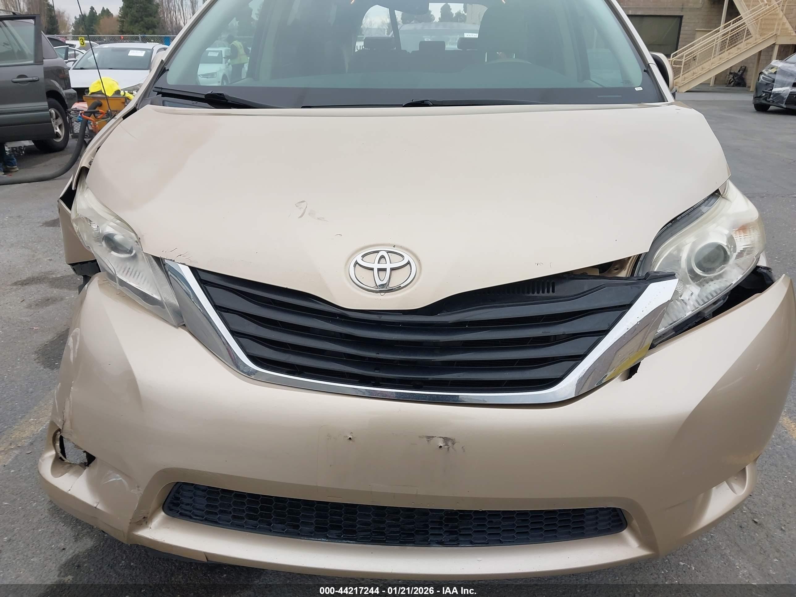 2013 Toyota Sienna   Gold vin: 5TDKK3DC9DS290217