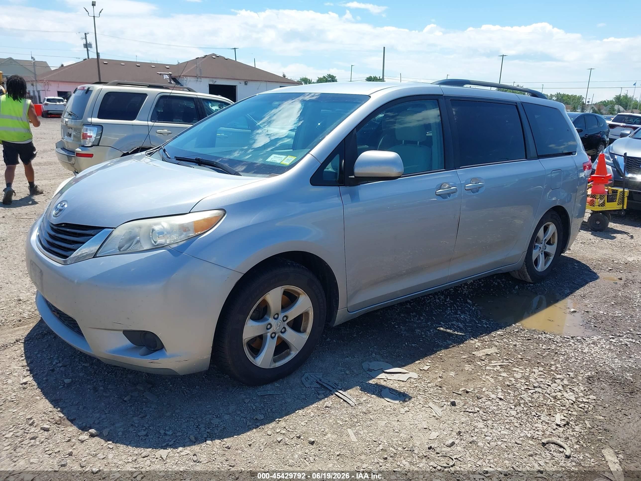 2013 Toyota Sienna Le V6 8 Passenger Silver vin: 5TDKK3DC9DS290332