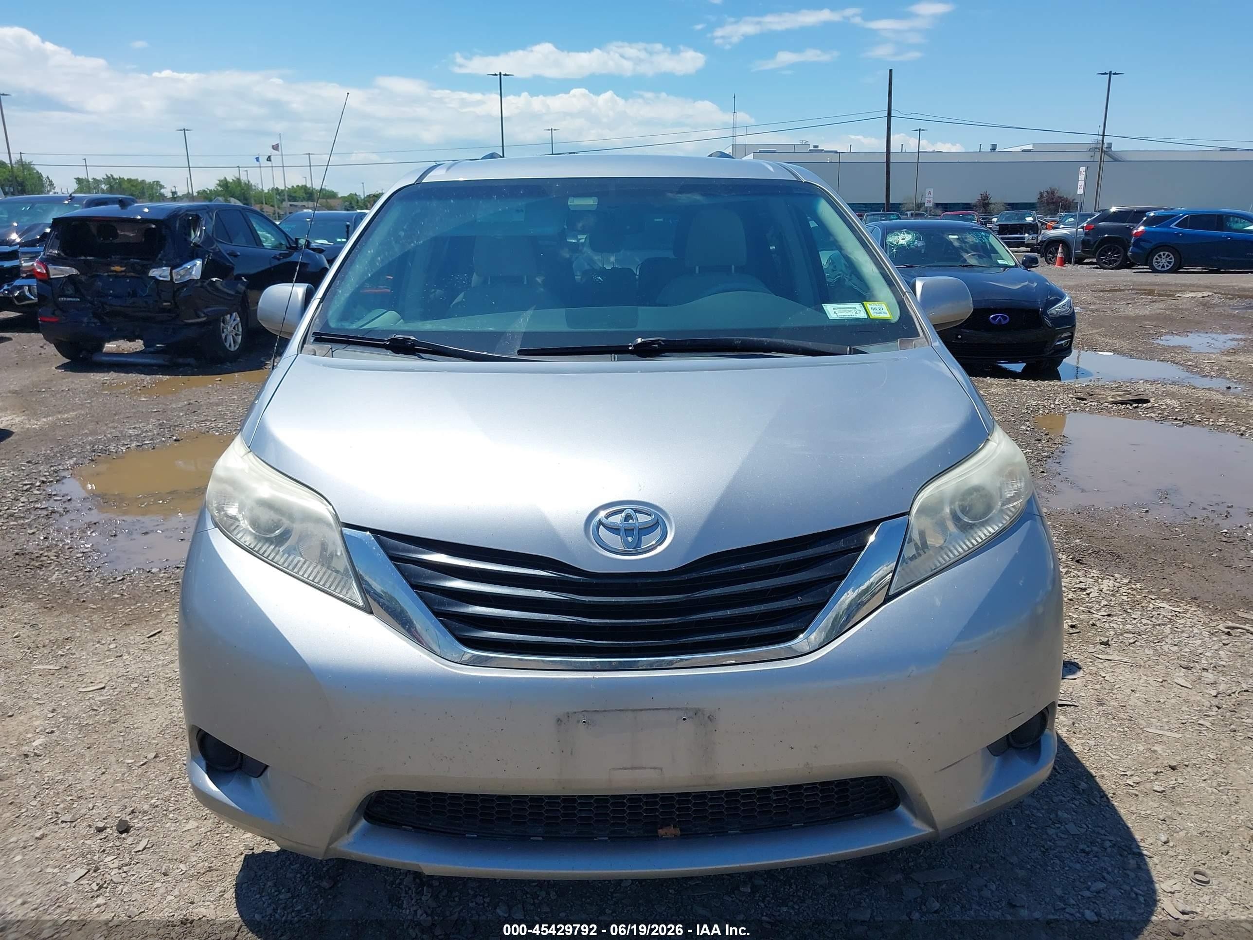 2013 Toyota Sienna Le V6 8 Passenger Silver vin: 5TDKK3DC9DS290332