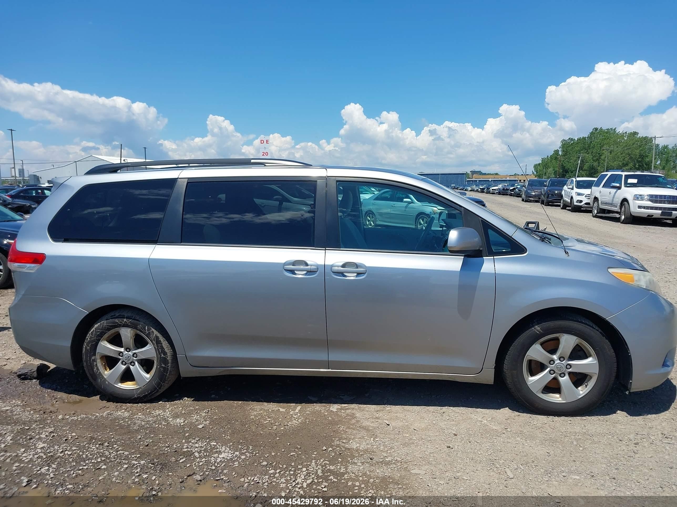 2013 Toyota Sienna Le V6 8 Passenger Silver vin: 5TDKK3DC9DS290332
