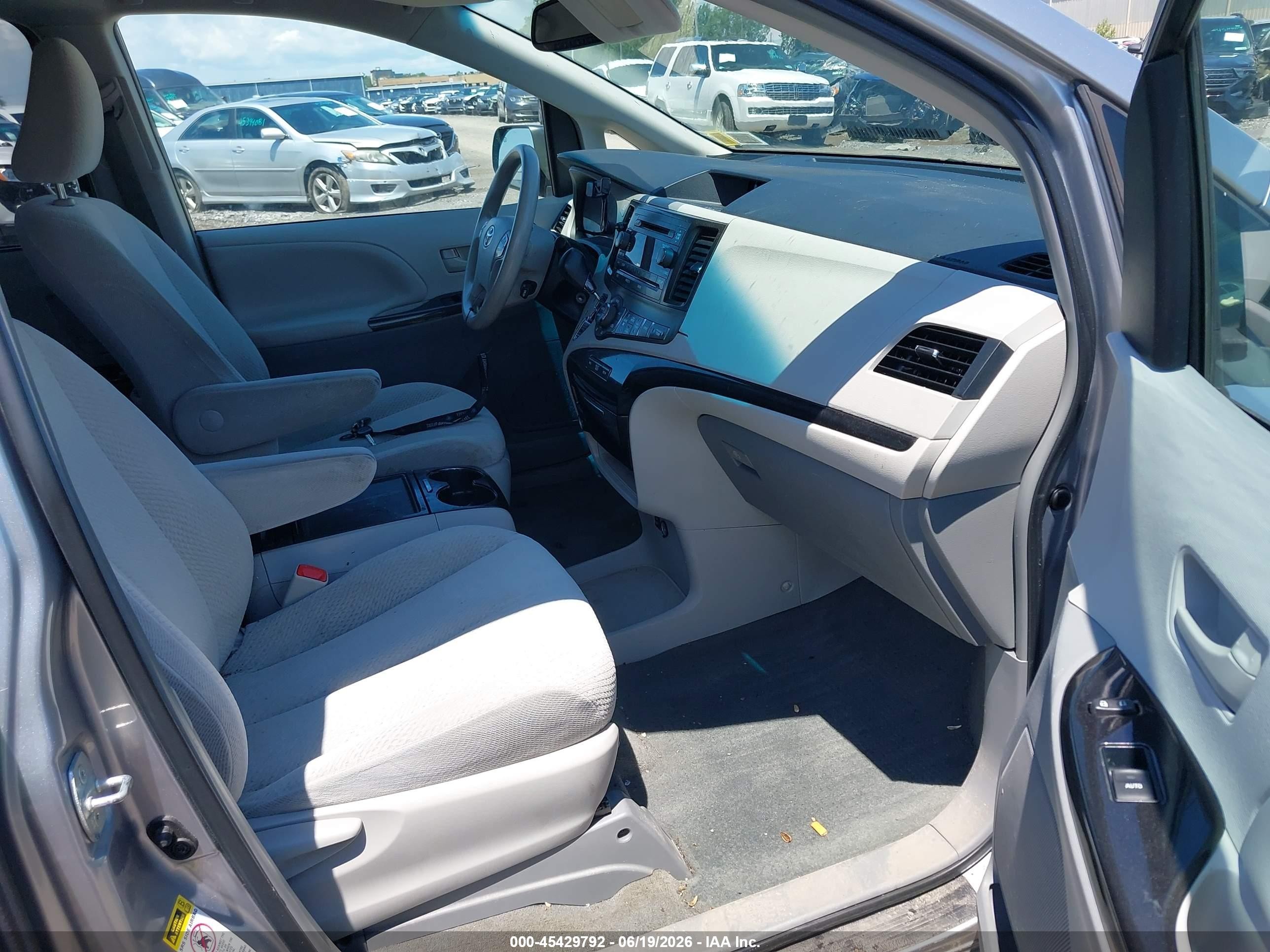 2013 Toyota Sienna Le V6 8 Passenger Silver vin: 5TDKK3DC9DS290332