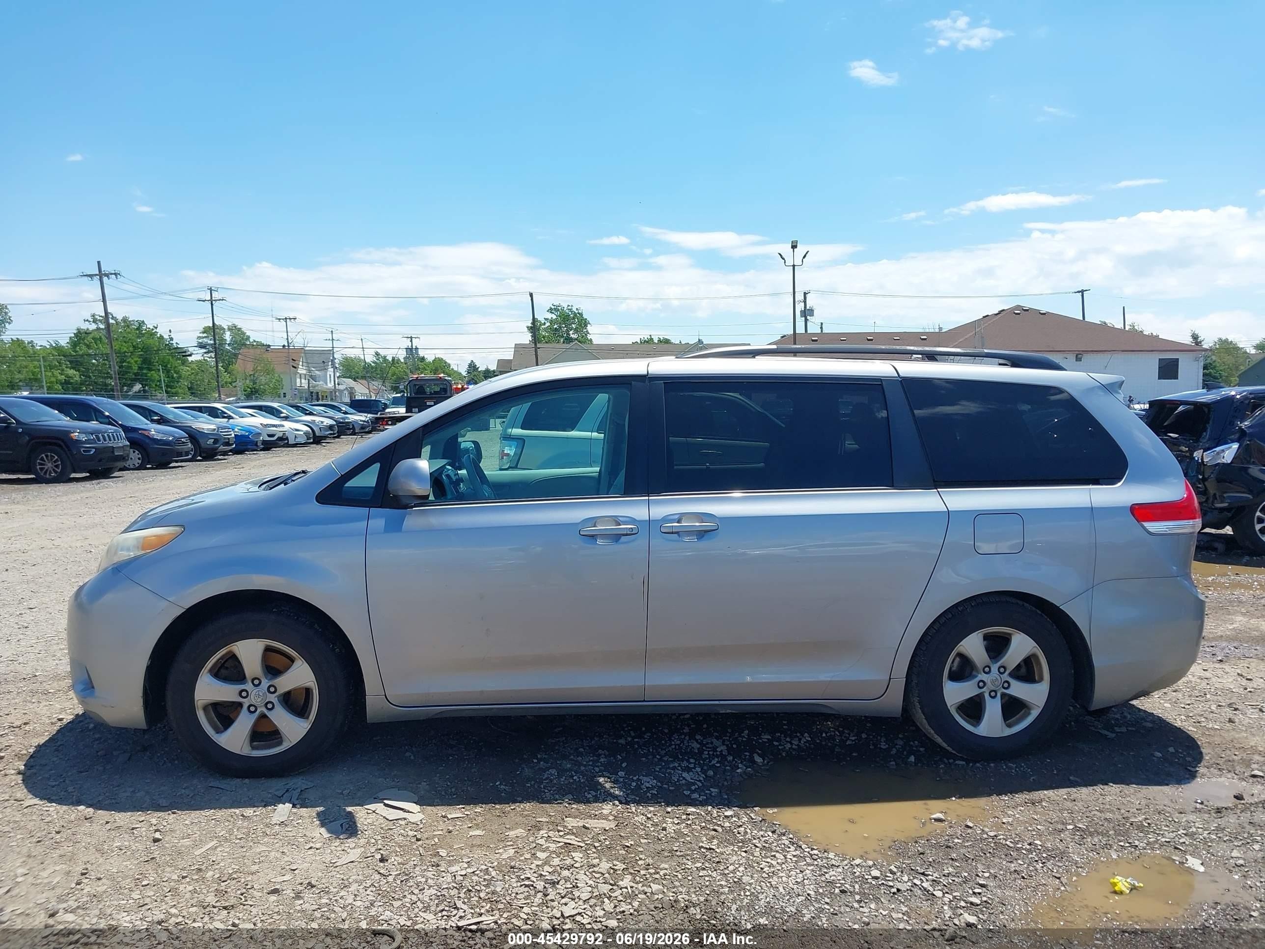 2013 Toyota Sienna Le V6 8 Passenger Silver vin: 5TDKK3DC9DS290332