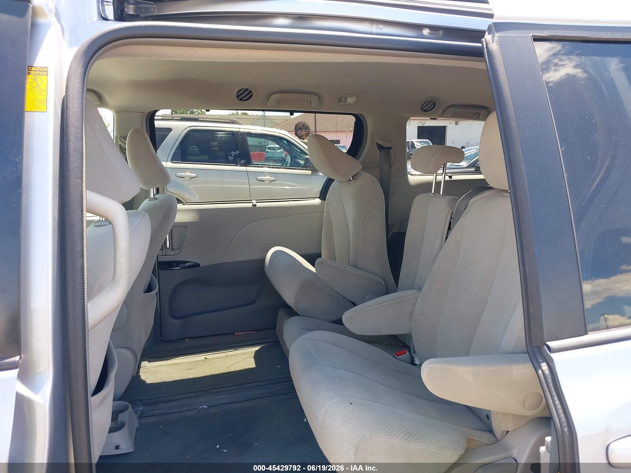 2013 Toyota Sienna Le V6 8 Passenger Silver vin: 5TDKK3DC9DS290332