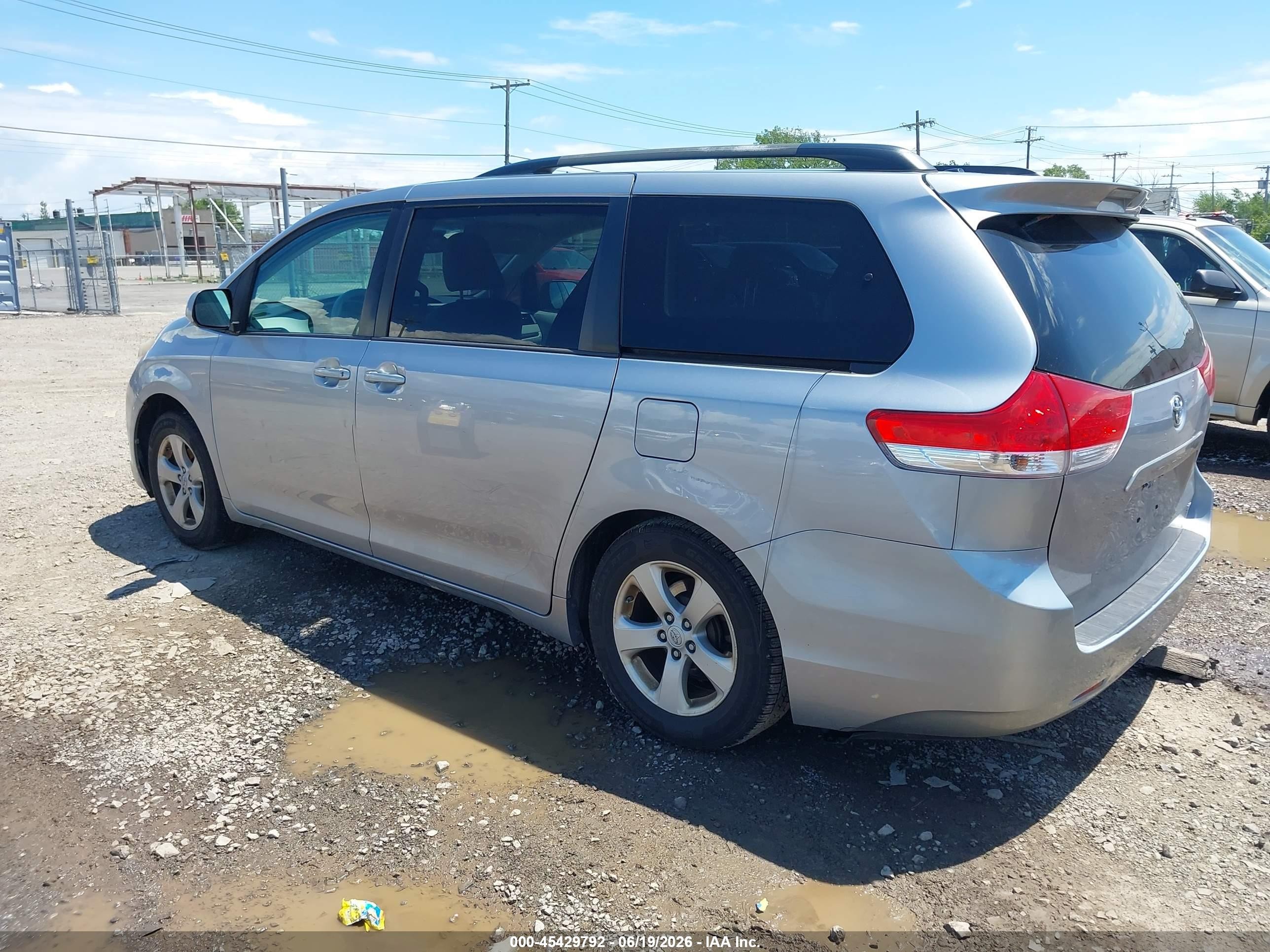 2013 Toyota Sienna Le V6 8 Passenger Silver vin: 5TDKK3DC9DS290332