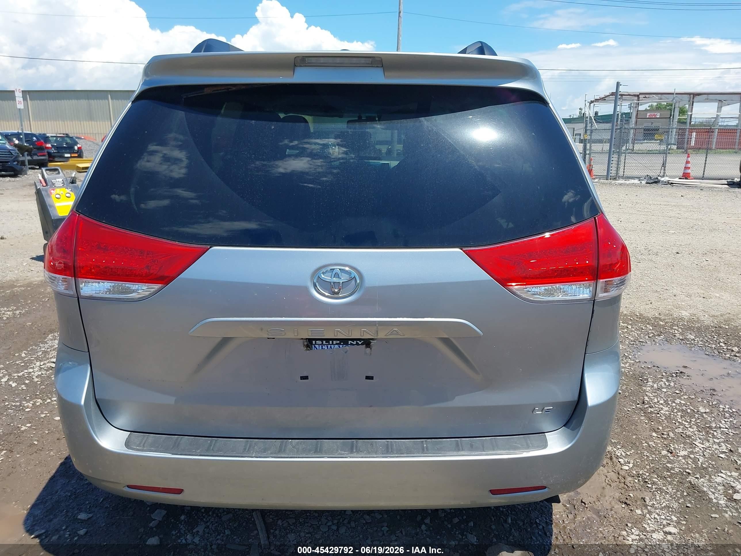 2013 Toyota Sienna Le V6 8 Passenger Silver vin: 5TDKK3DC9DS290332