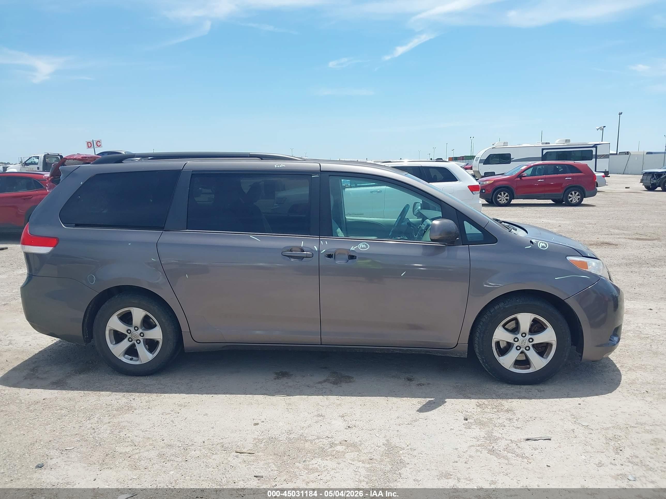2013 Toyota Sienna Le V6 7 Passenger Auto Access Seat/le V6 8 Passenger Серый vin: 5TDKK3DC9DS296518
