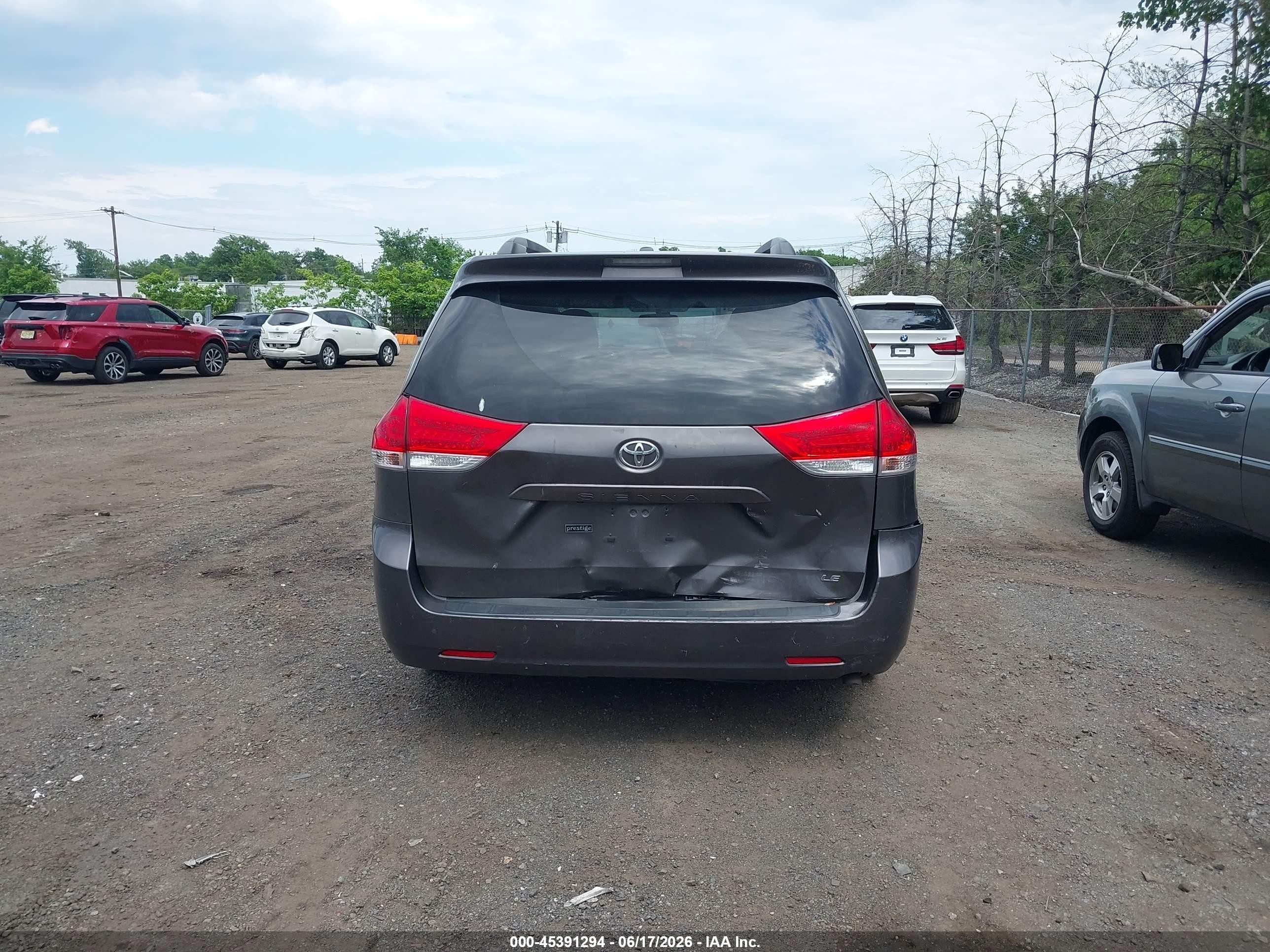 2013 Toyota Sienna Le V6 8 Passenger Gray vin: 5TDKK3DC9DS308635