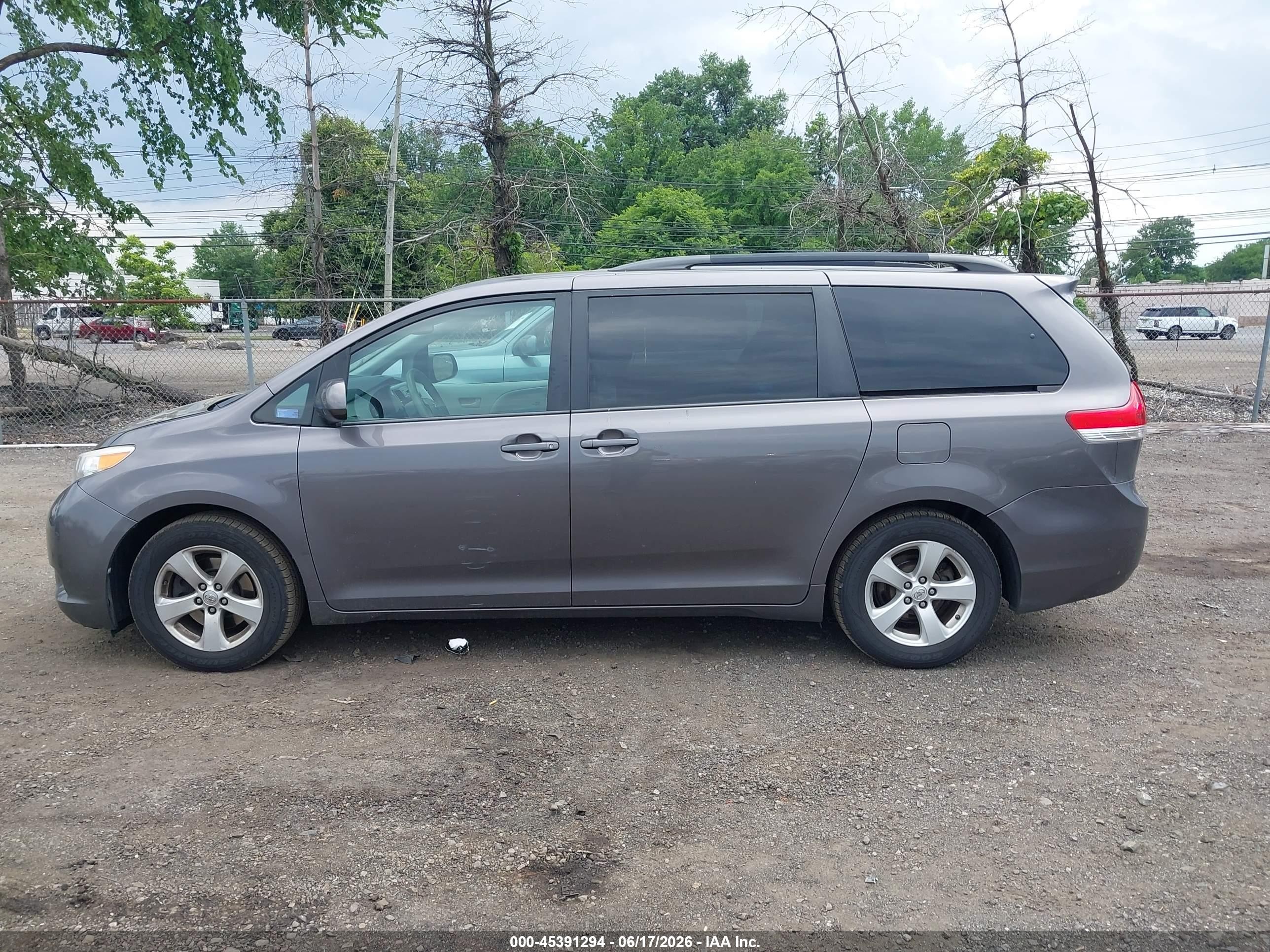 2013 Toyota Sienna Le V6 8 Passenger Gray vin: 5TDKK3DC9DS308635