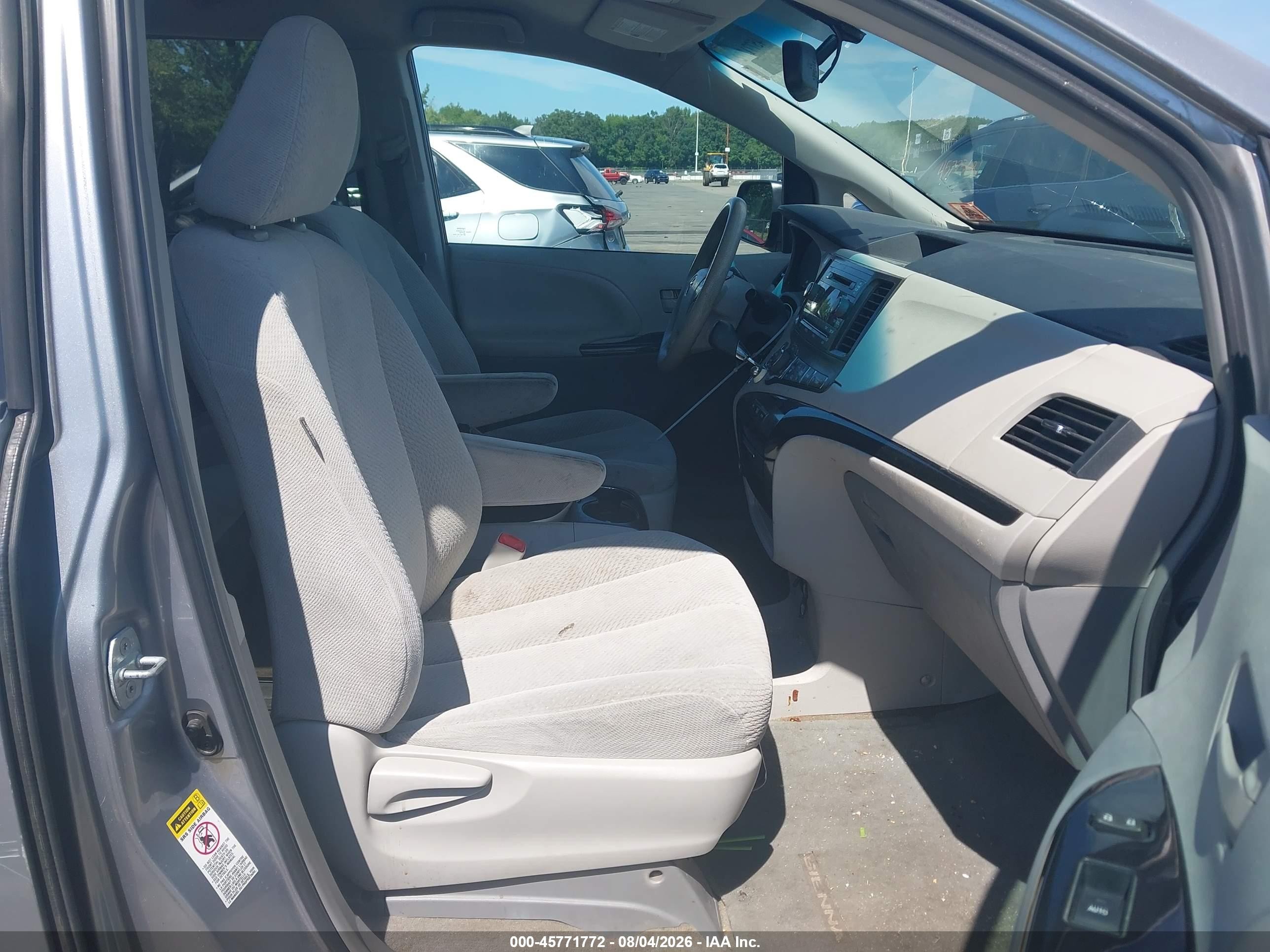 2013 Toyota Sienna Le V6 8 Passenger Silver vin: 5TDKK3DC9DS323815