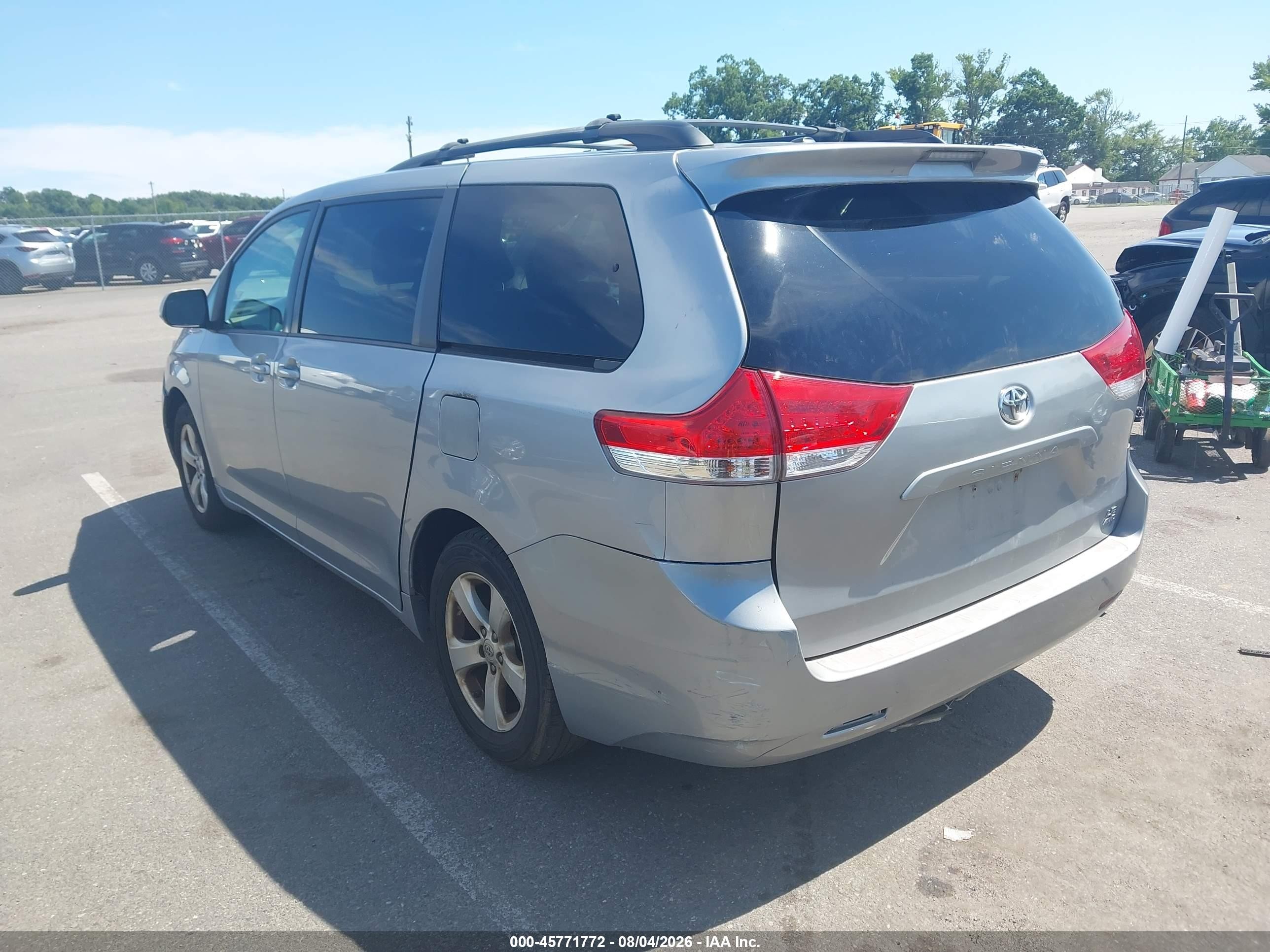2013 Toyota Sienna Le V6 8 Passenger Silver vin: 5TDKK3DC9DS323815