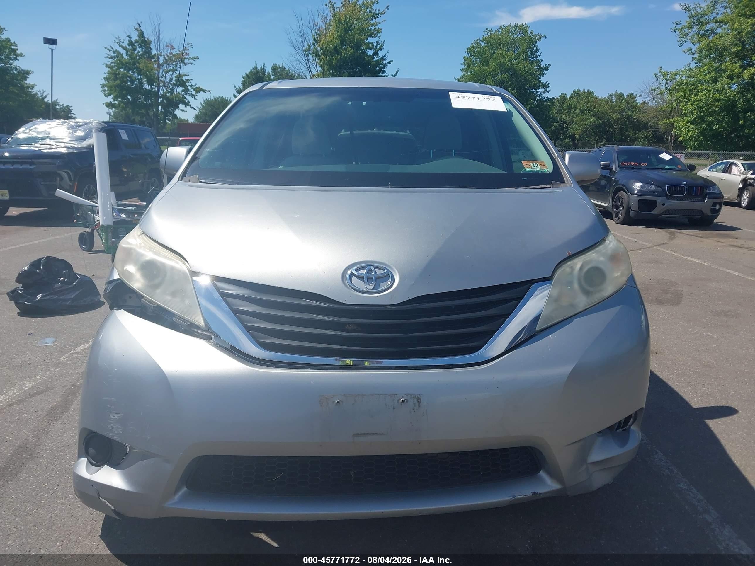 2013 Toyota Sienna Le V6 8 Passenger Silver vin: 5TDKK3DC9DS323815