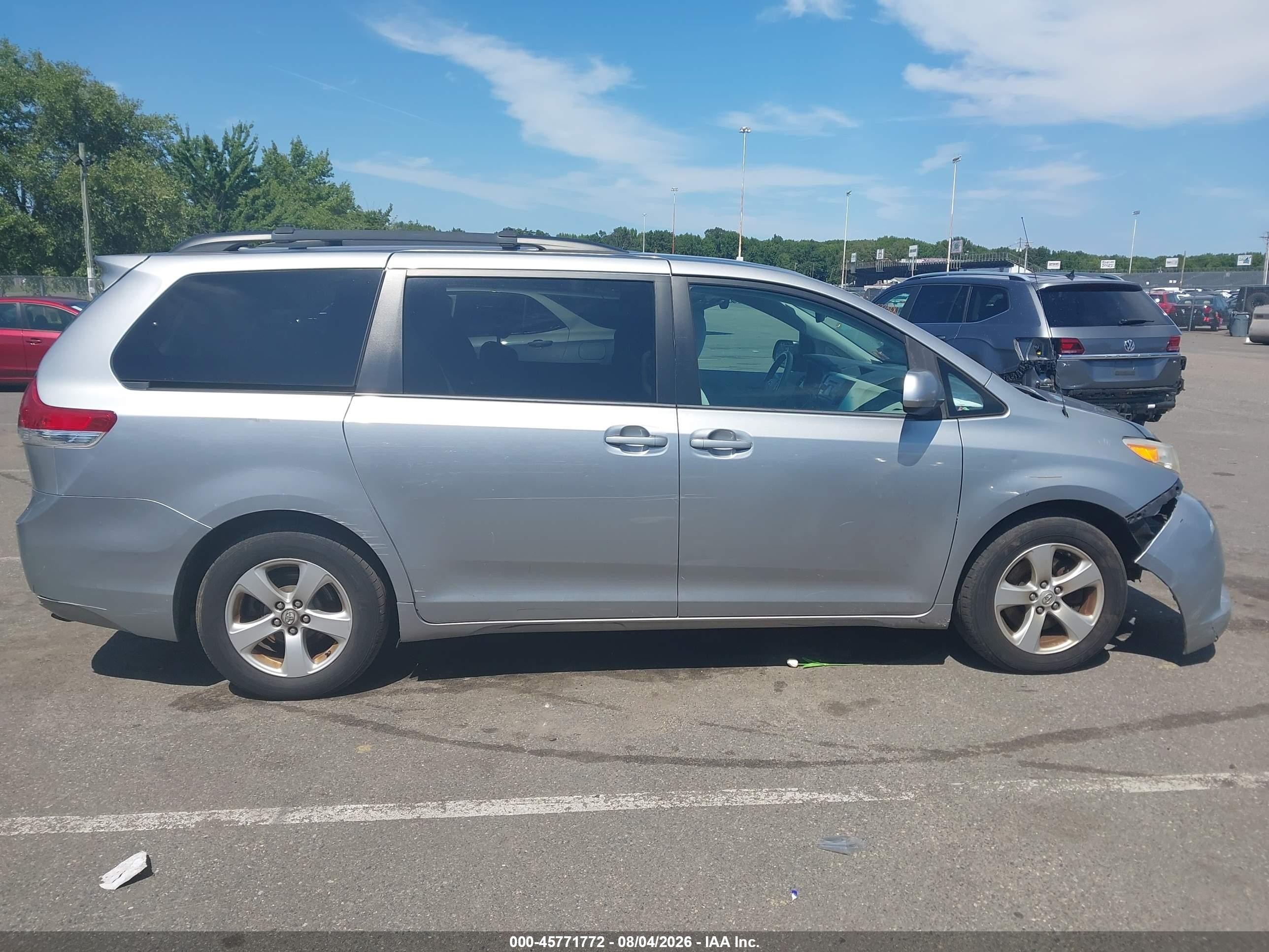 2013 Toyota Sienna Le V6 8 Passenger Silver vin: 5TDKK3DC9DS323815