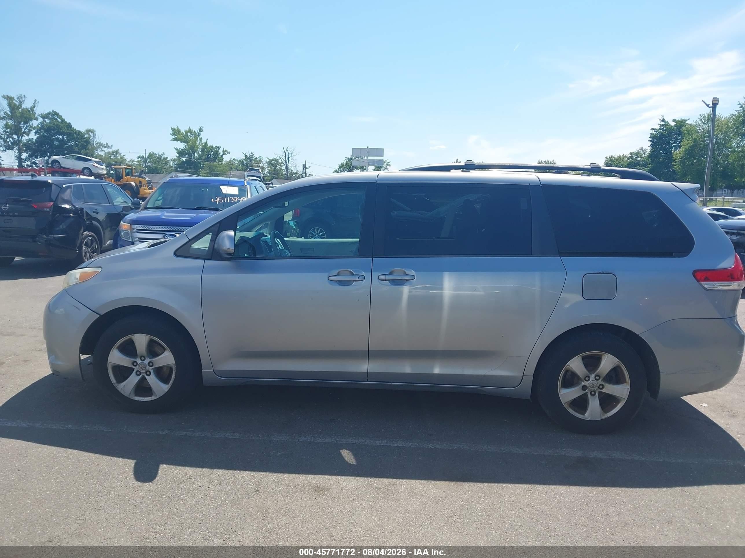 2013 Toyota Sienna Le V6 8 Passenger Silver vin: 5TDKK3DC9DS323815