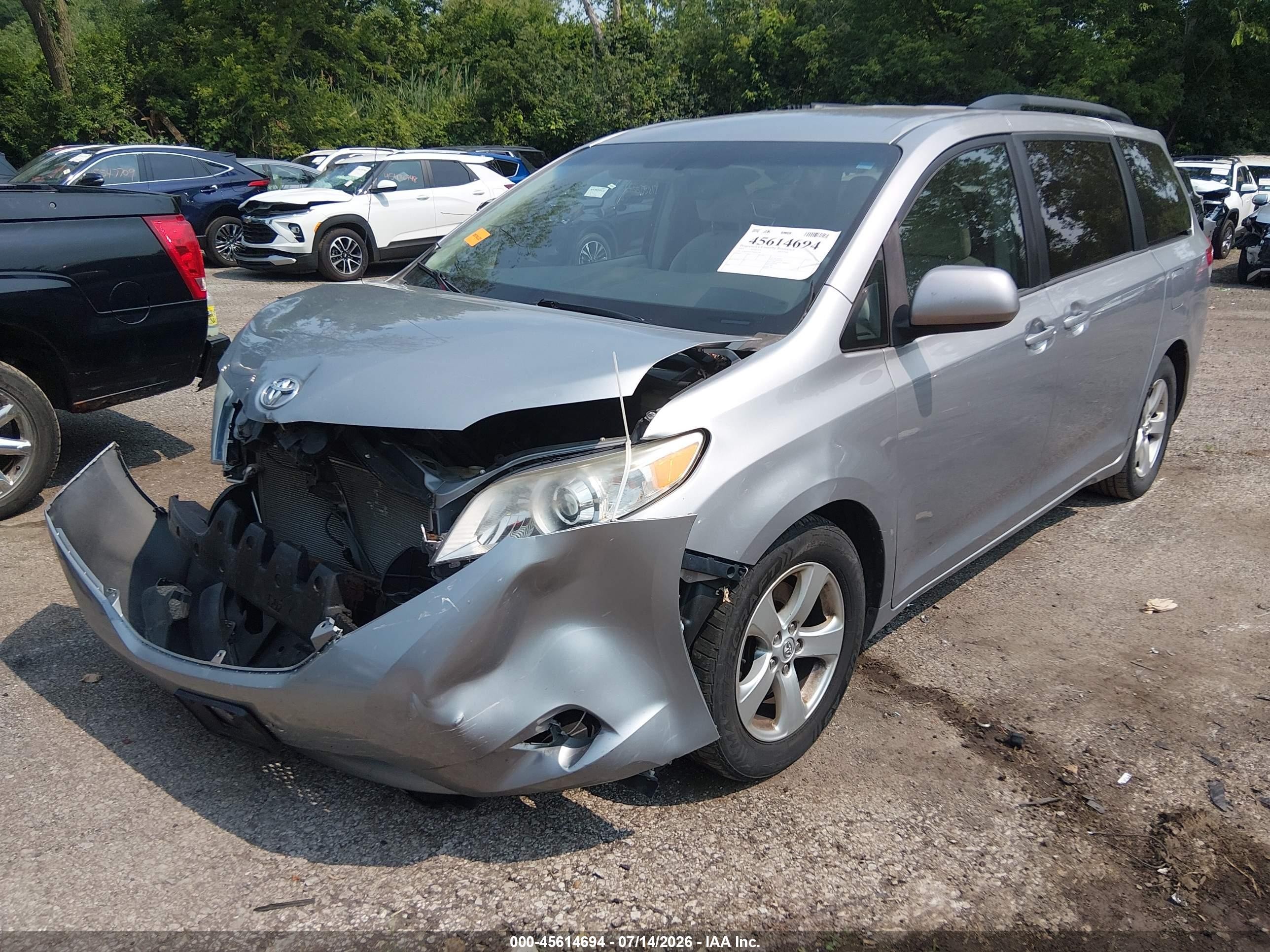 2013 Toyota Sienna Le V6 8 Passenger Silver vin: 5TDKK3DC9DS341540